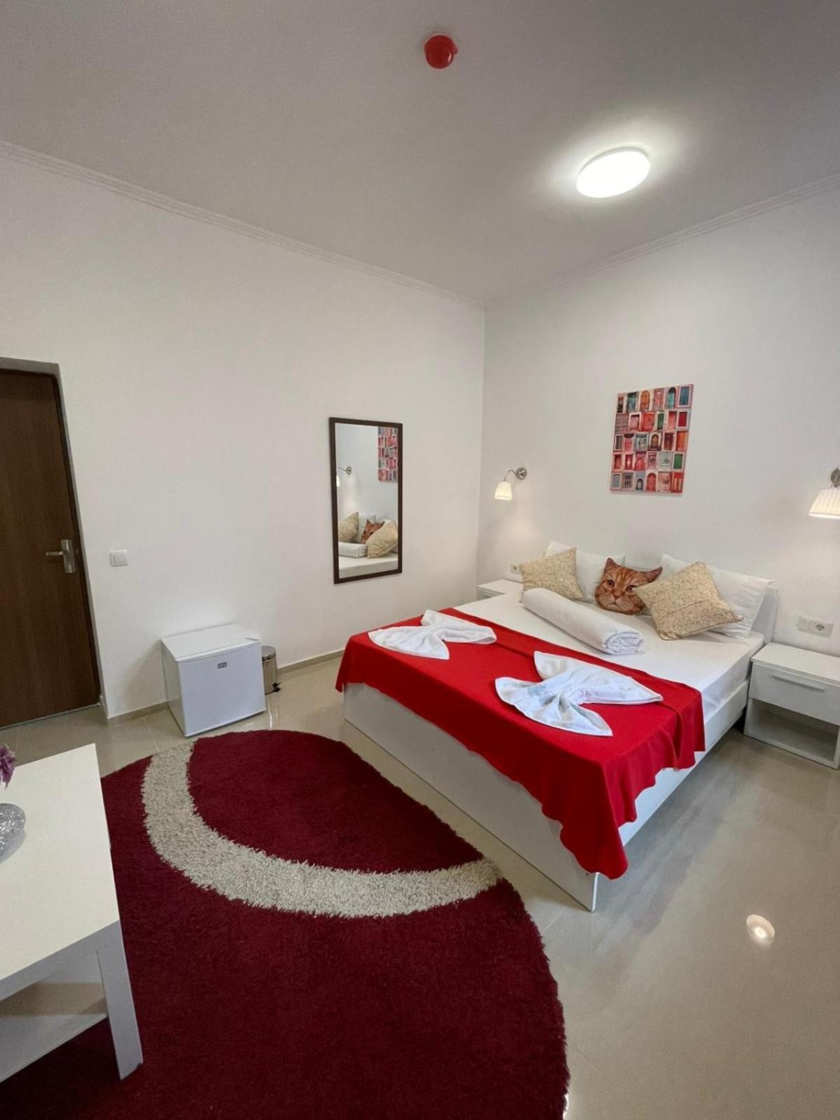 Deluxe Double Room - Photo 9