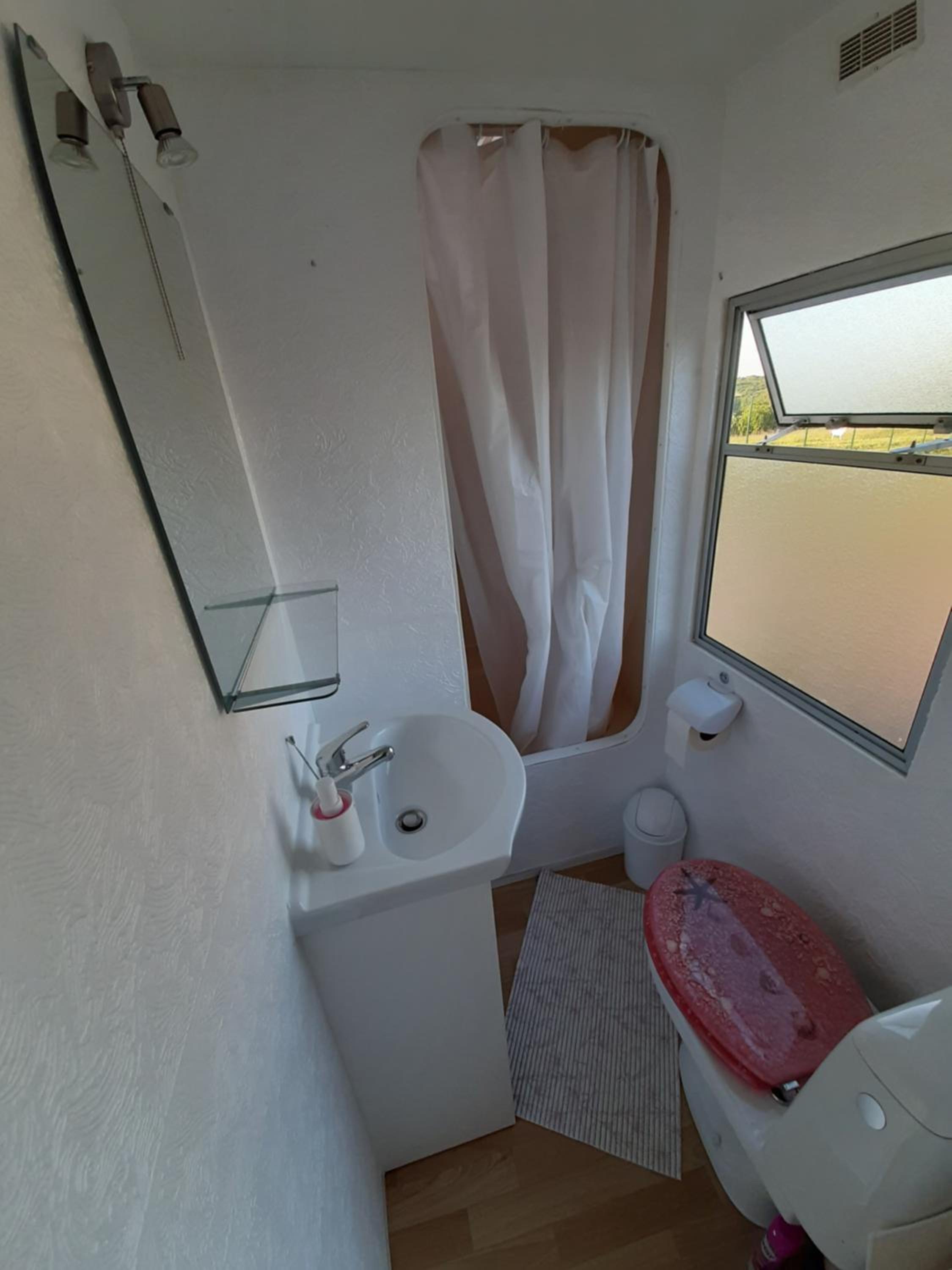 Two-Bedroom House - Photo 18