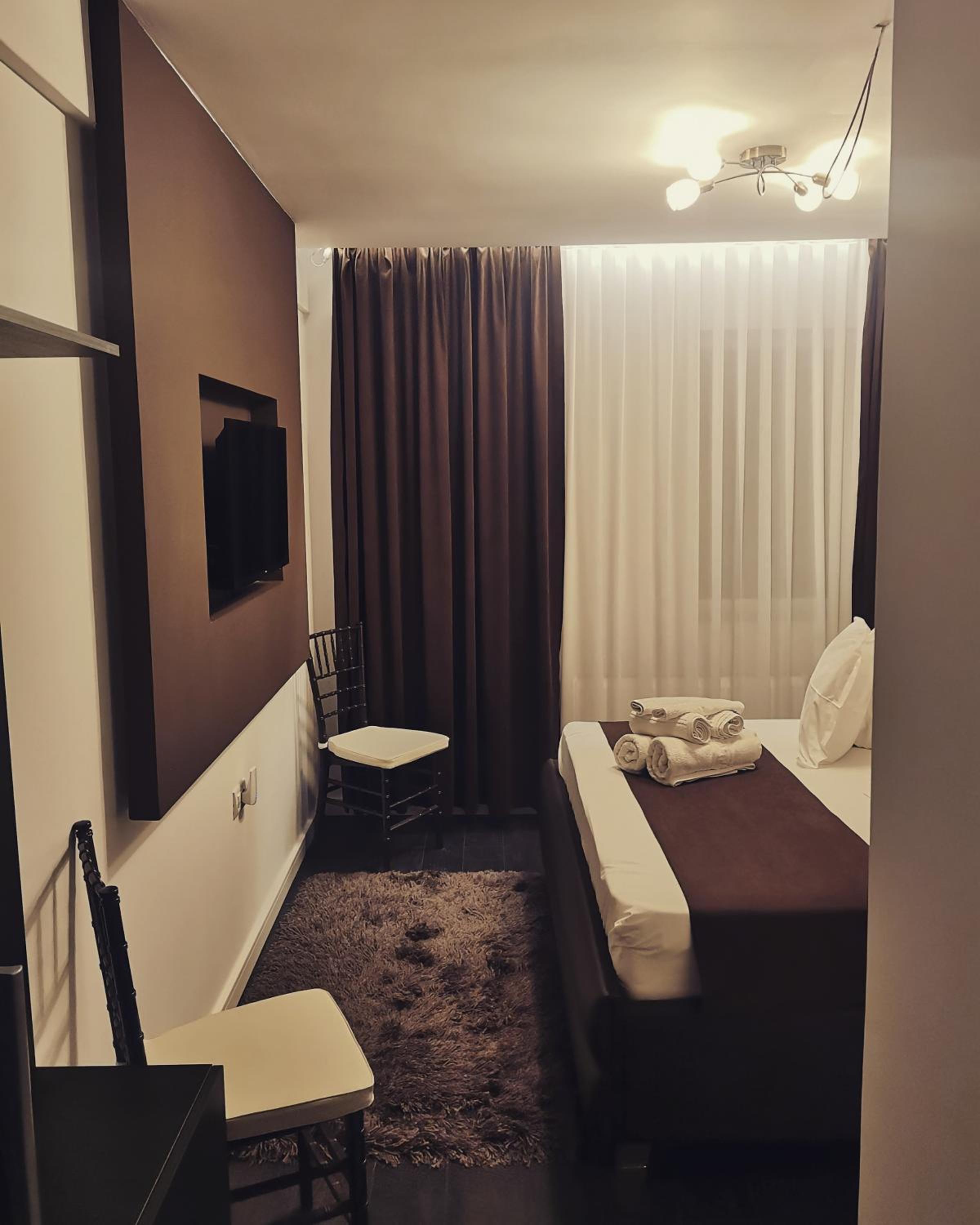 Double Room with Private Bathroom - Photo 21