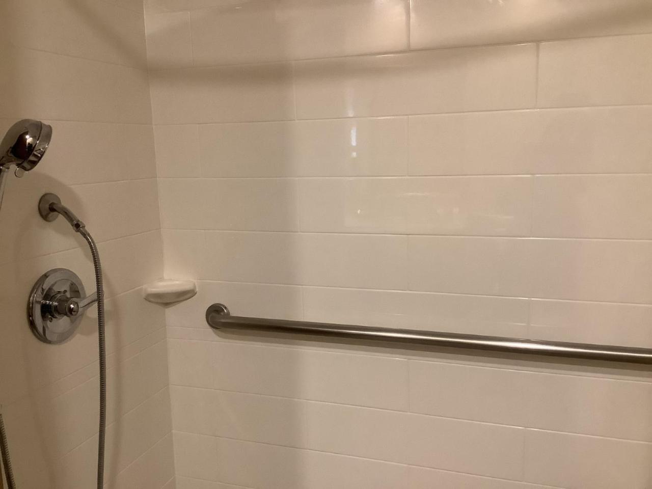King Room with Roll-In Shower - Mobility Access/Communication Assistance photo 3