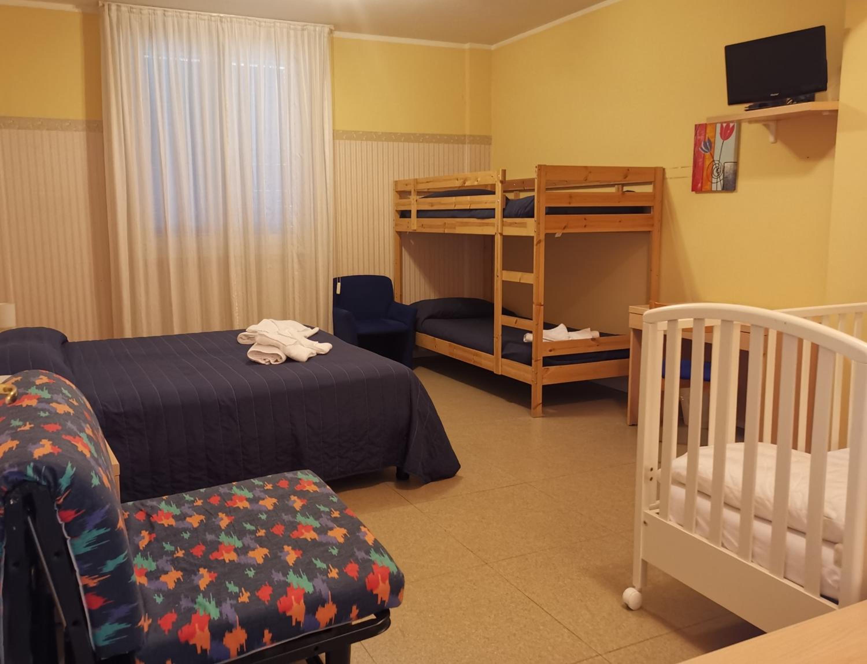 Family Room (2 Adults + 2 Children) - Photo 1