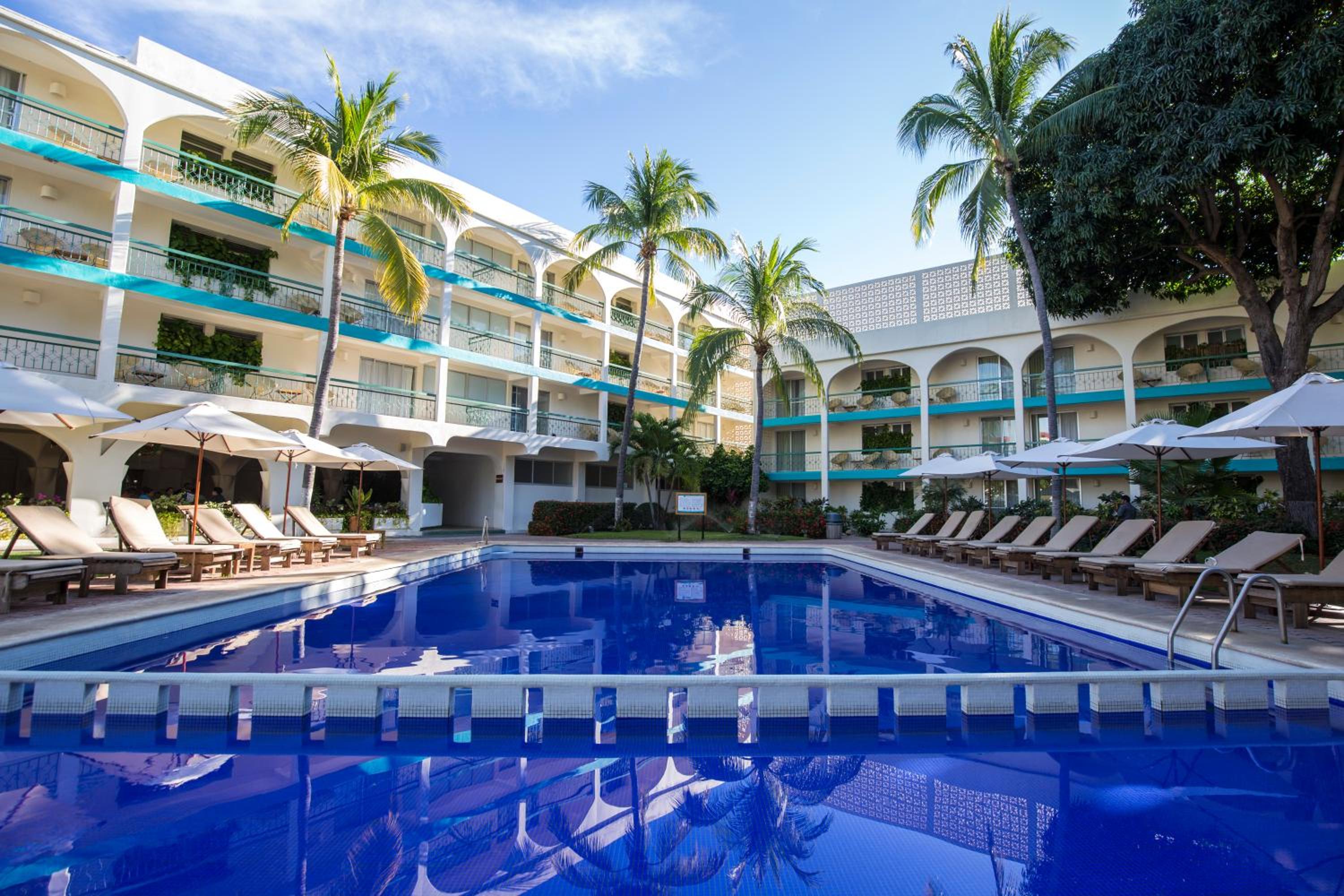 Double Room with Balcony and Pool View - Photo 8