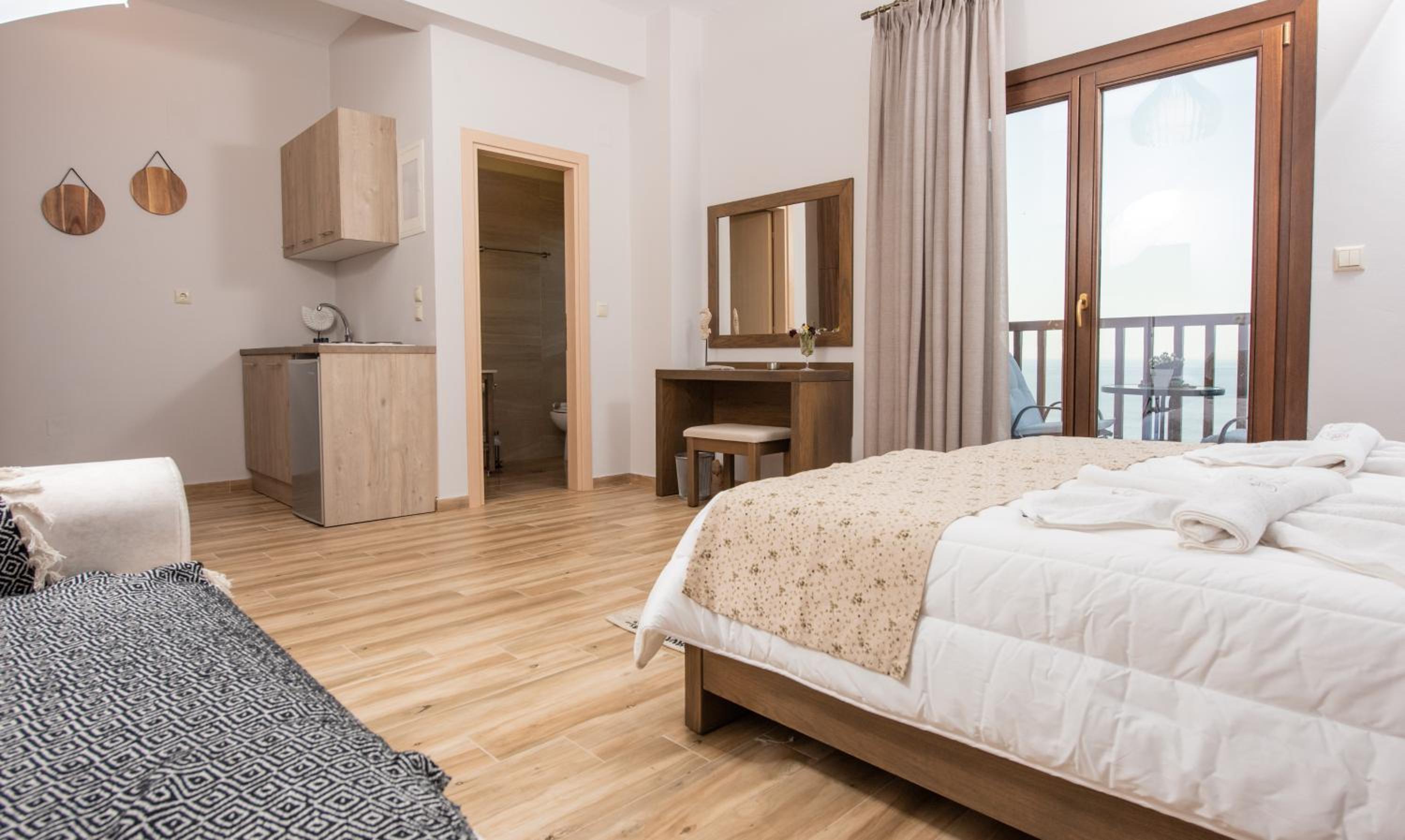 Deluxe Triple Room with Sea View photo 2