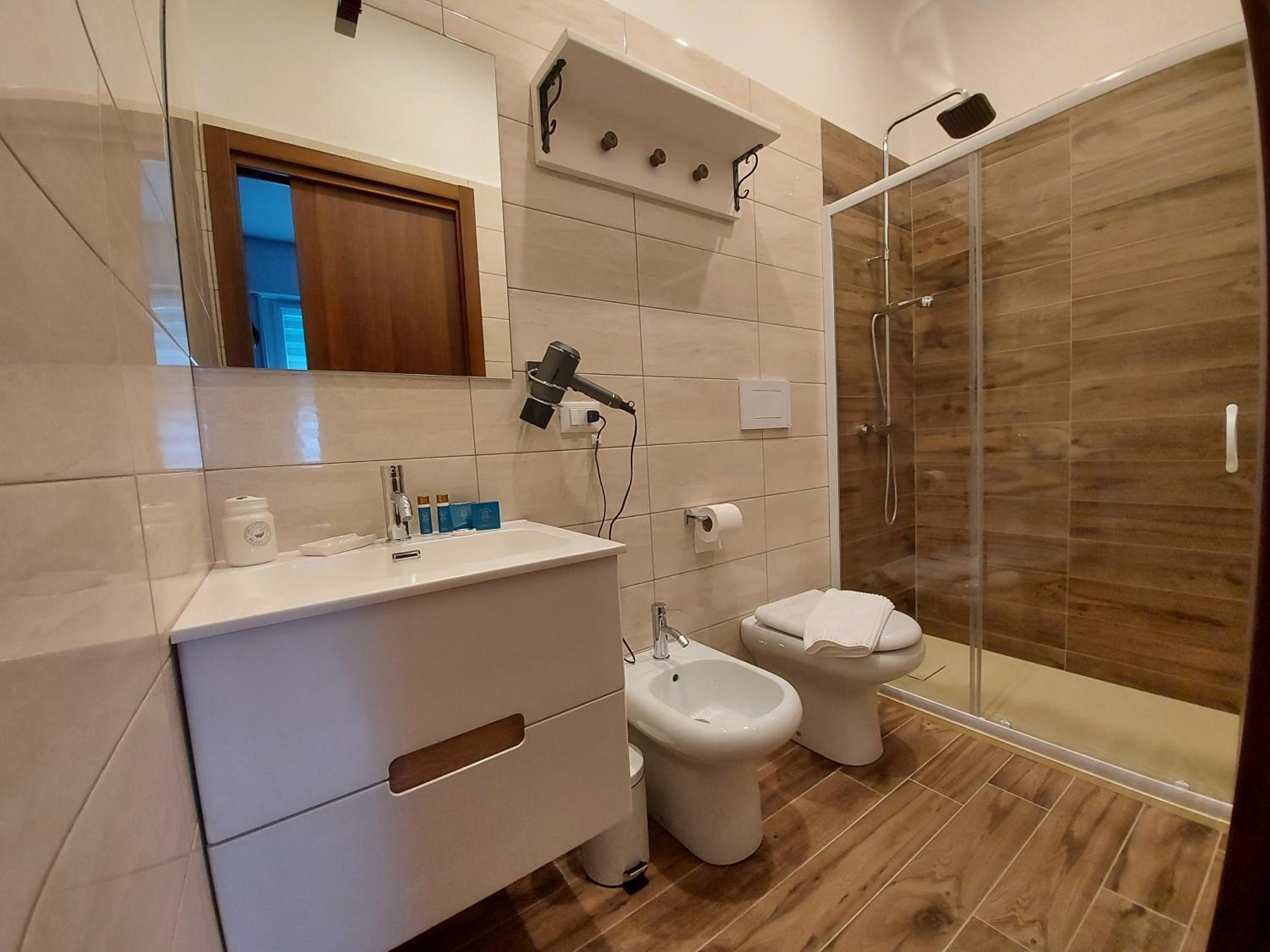 Double Room with Private Bathroom - Photo 4