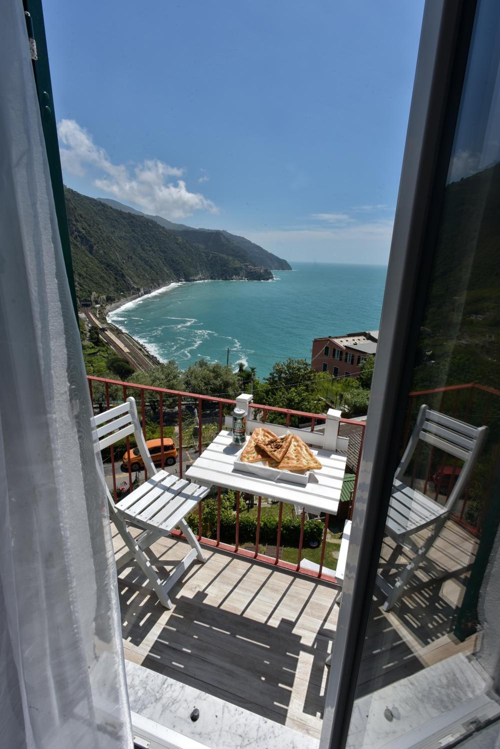 Deluxe Double Room with Balcony and Sea View - Photo 11