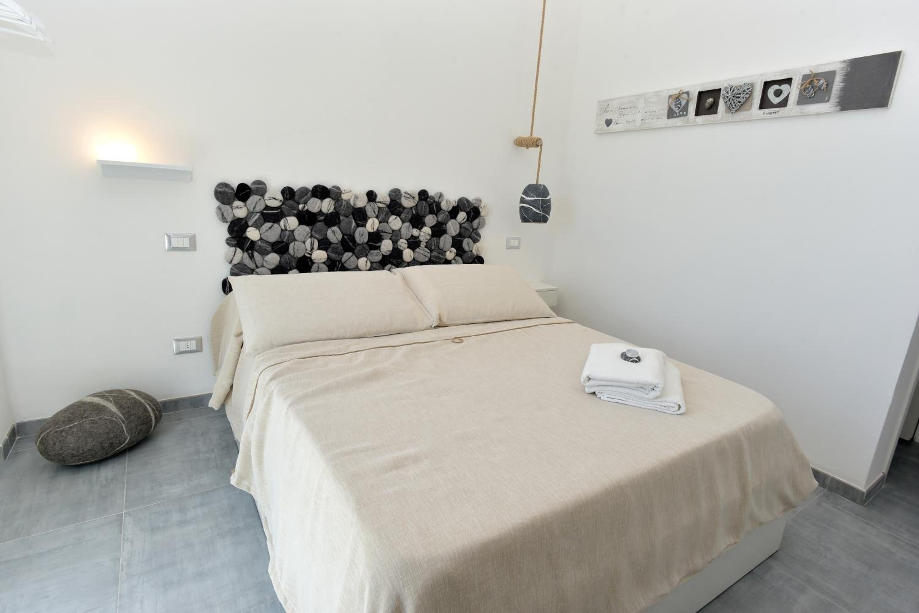 Deluxe Double Room with Balcony and Sea View - Photo 14