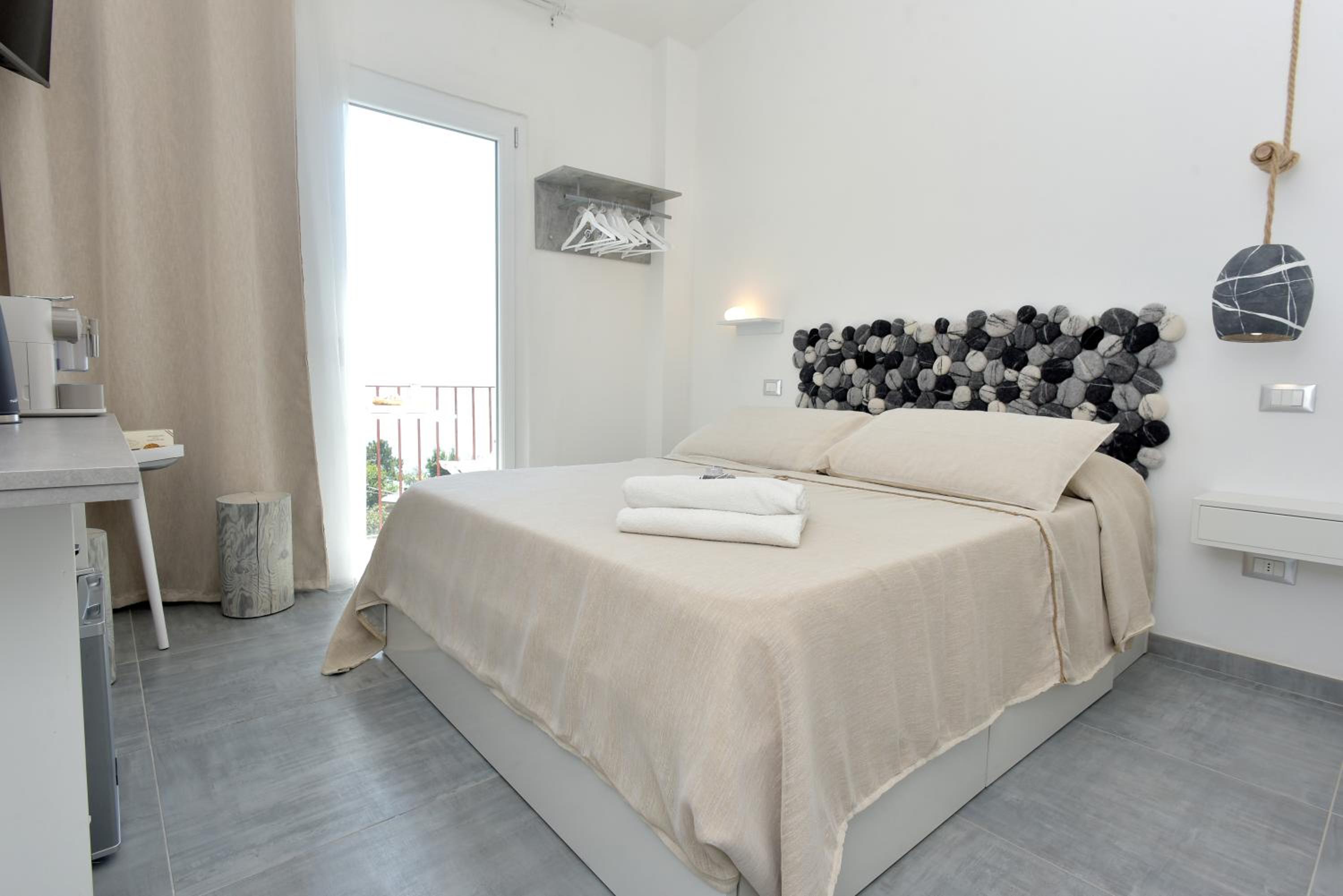 Deluxe Double Room with Balcony and Sea View - Photo 15