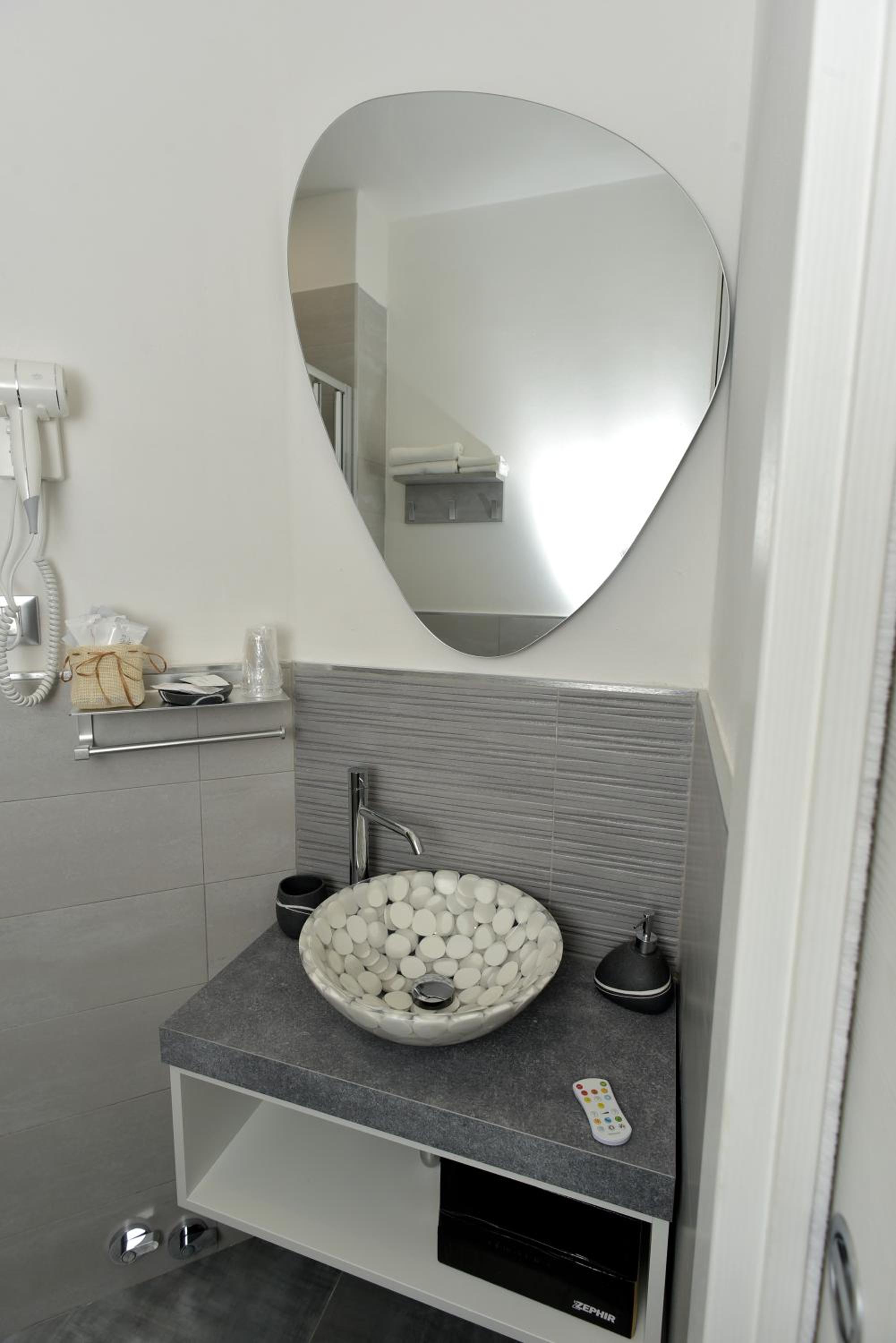Deluxe Double Room with Balcony and Sea View - Photo 4