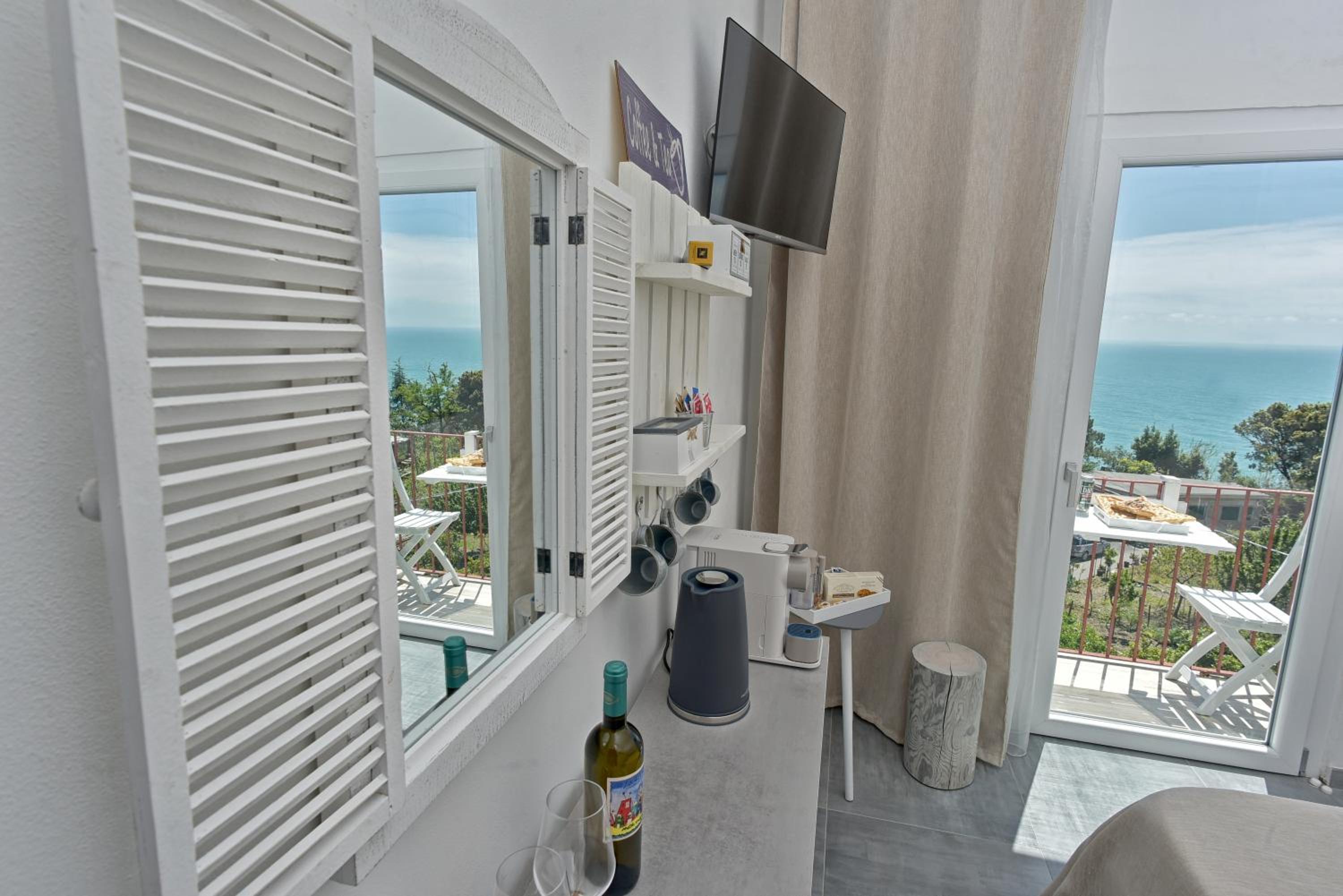 Deluxe Double Room with Balcony and Sea View - Photo 3
