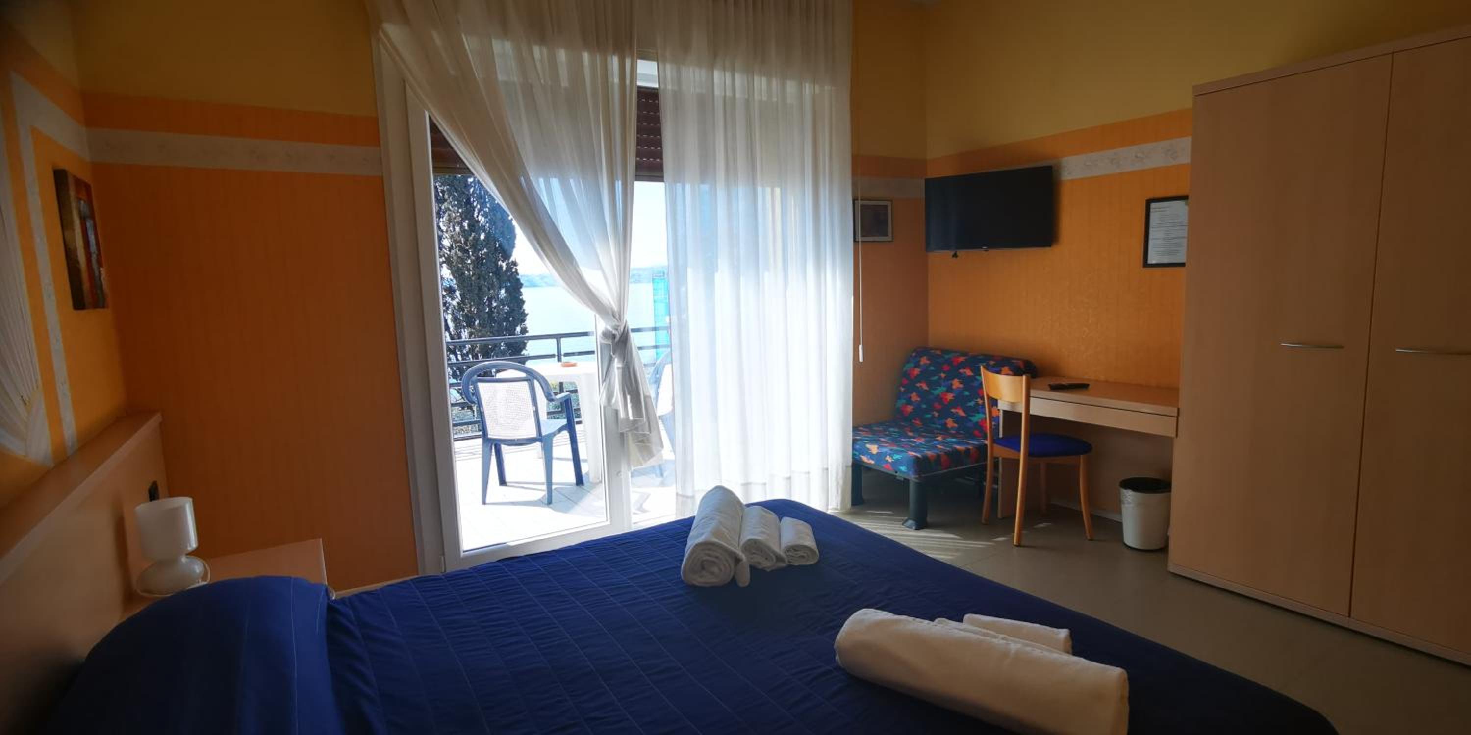 Double Room with Lake View - Photo 3