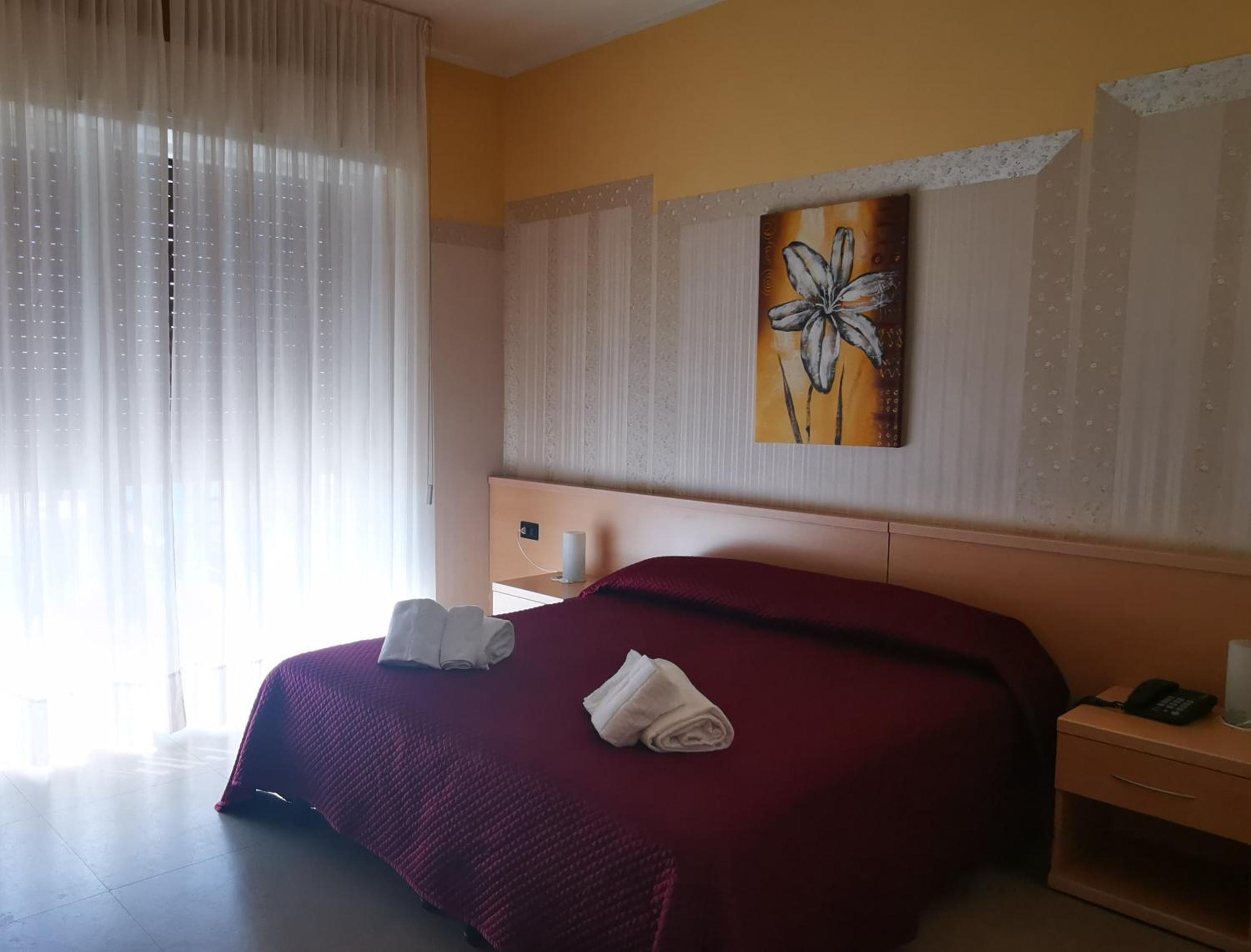 Double Room with Lake View - Photo 9