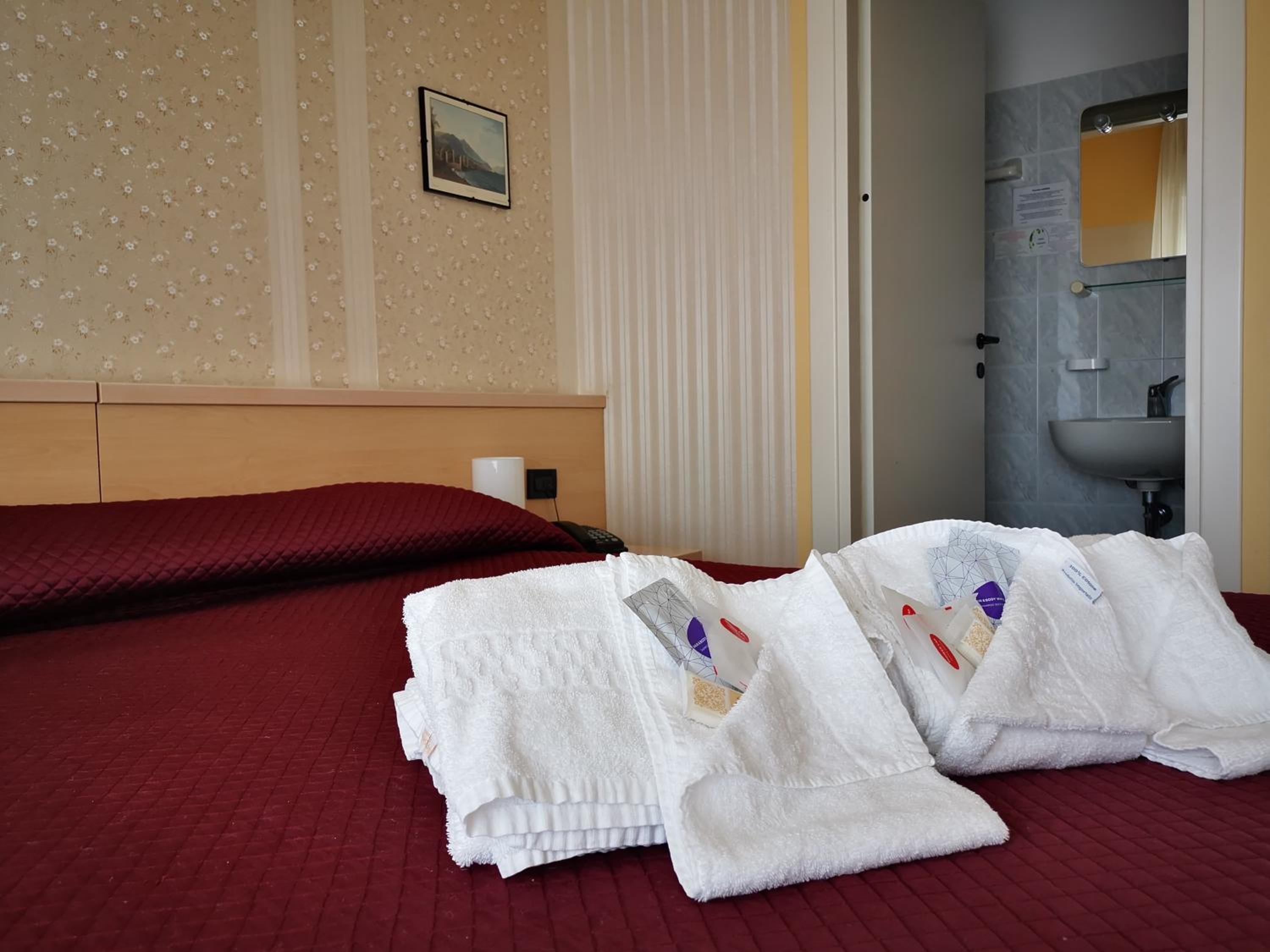 Double Room with Lake View - Photo 8