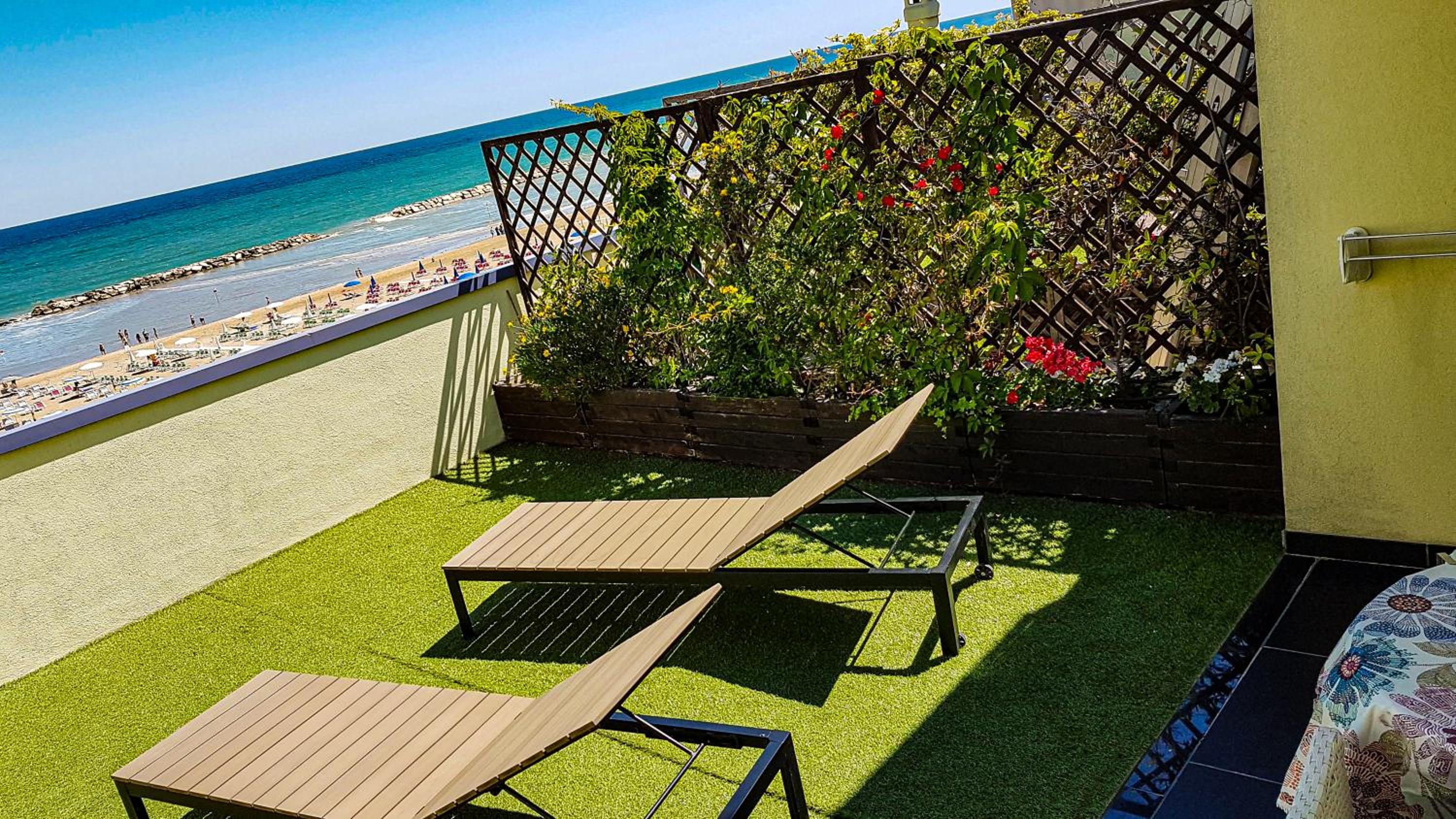 Deluxe Triple Room with Sea View photo 3