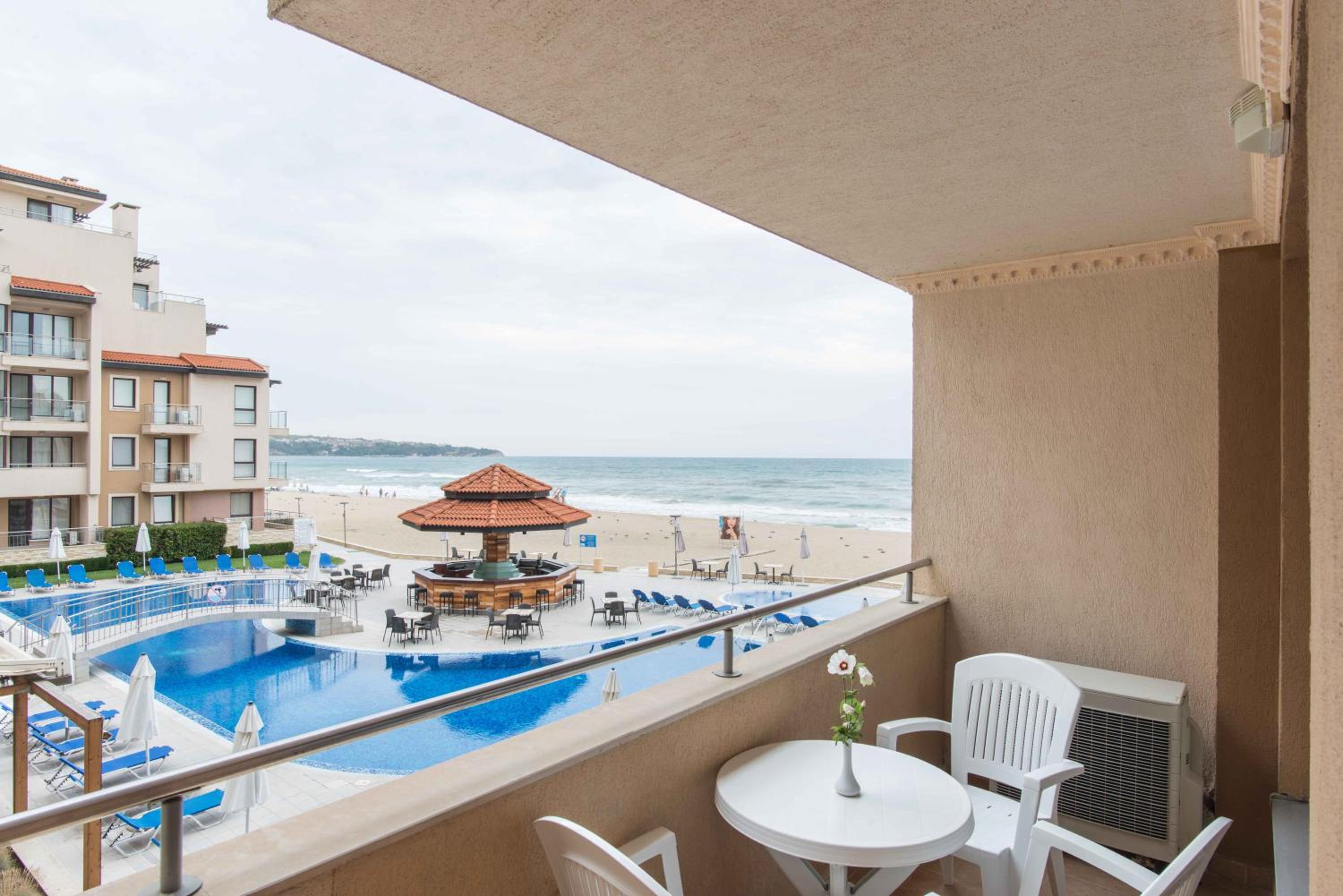 One-Bedroom Apartment with Pool View photo 3