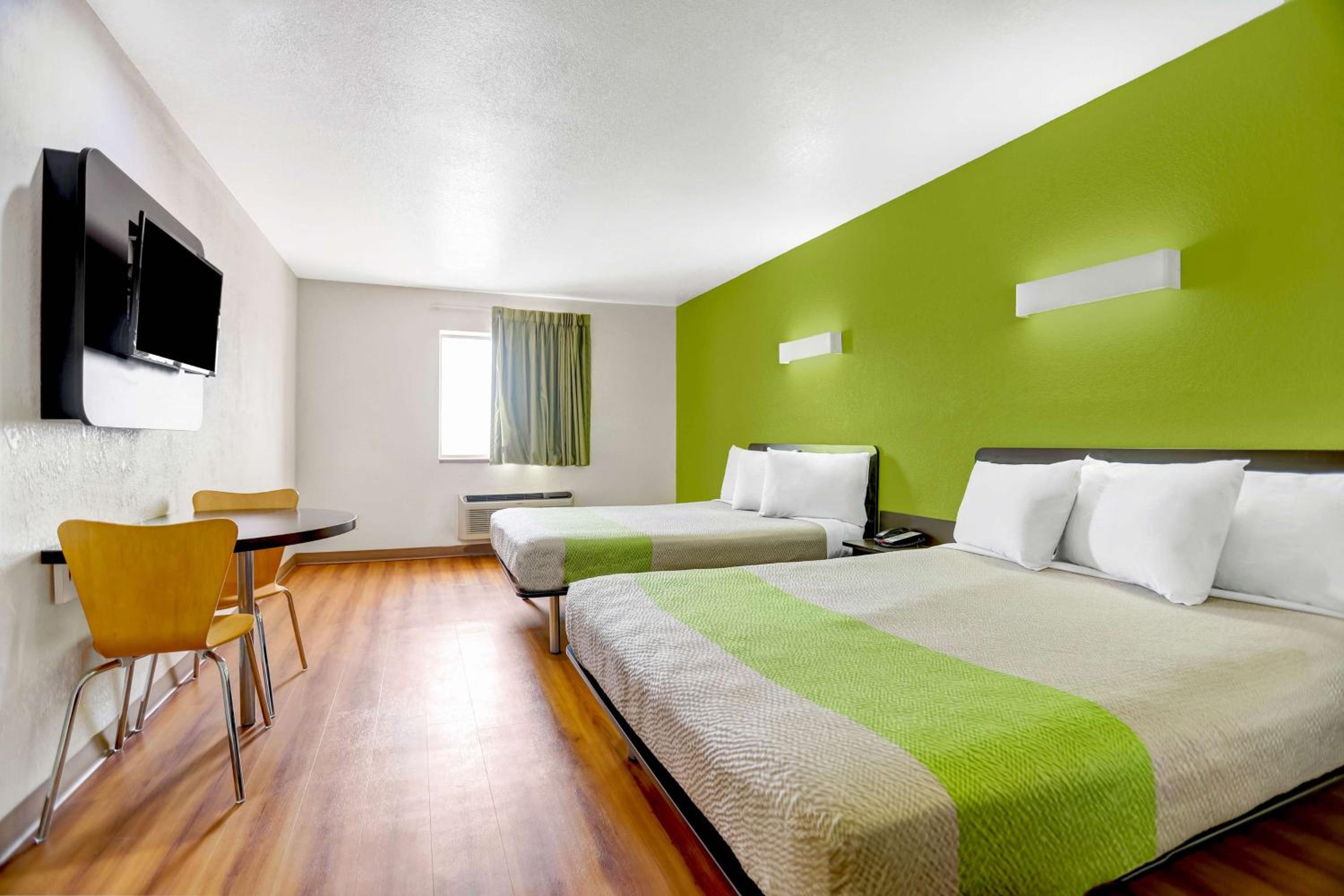Queen Room with Two Queen Beds - Disability Access - Non-Smoking - Photo 5