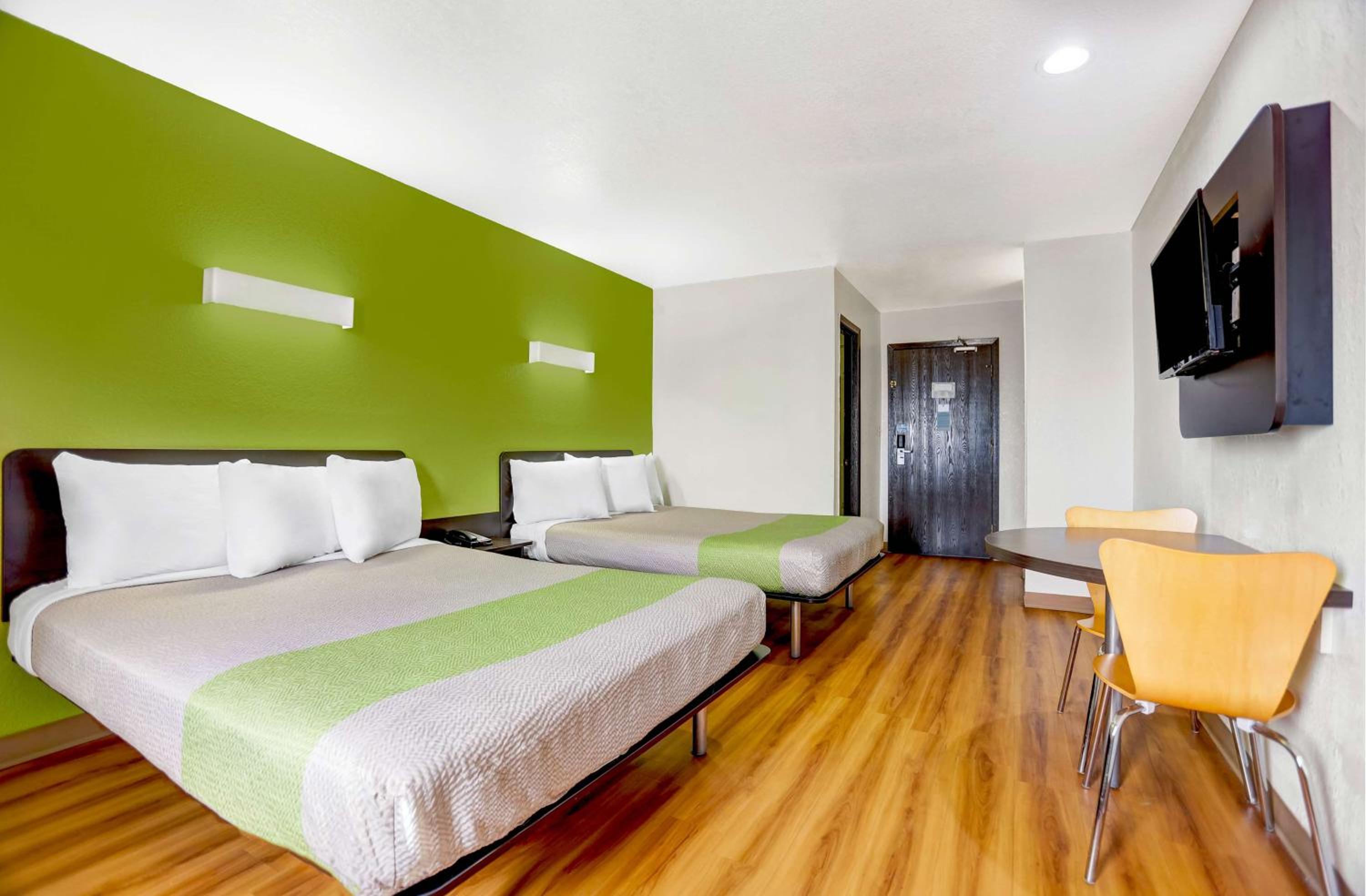 Queen Room with Two Queen Beds - Disability Access - Non-Smoking - Photo 4