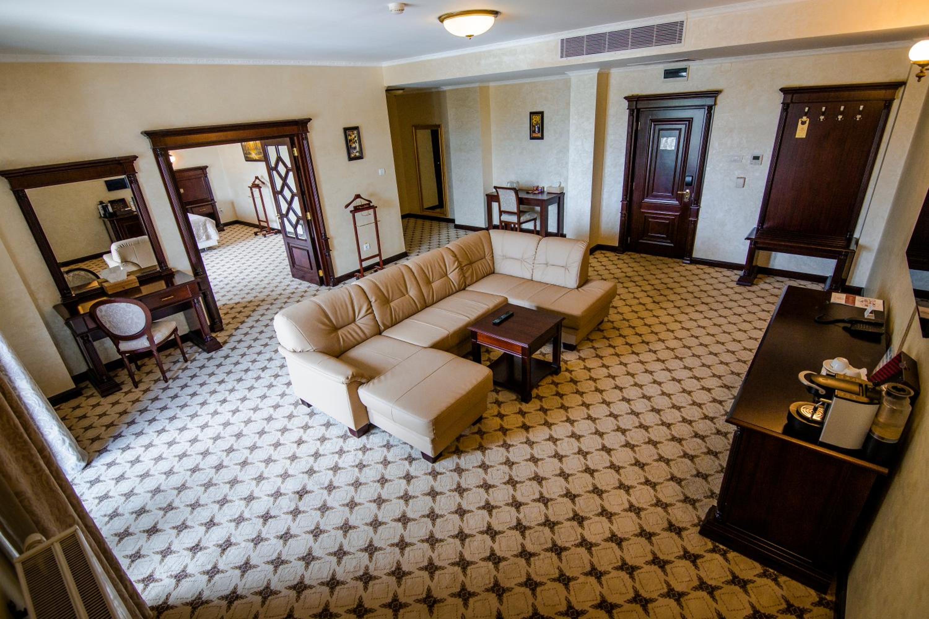 Deluxe King Suite photo 1