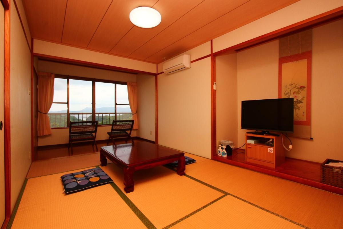 Japanese-Style Room with Shared Bathroom photo 2