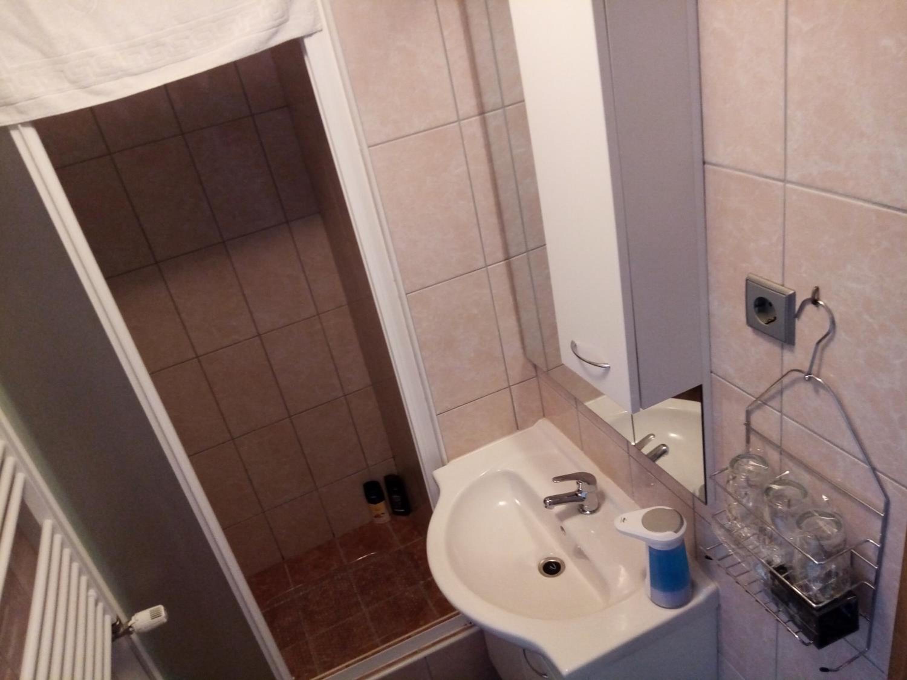 Apartment with Balcony - Photo 4