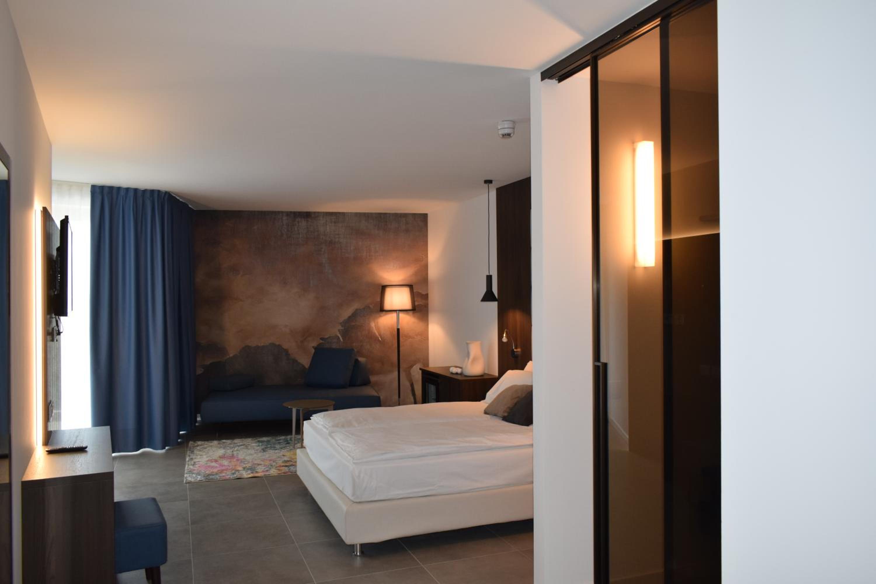 Junior Suite with Balcony and Lake View - Photo 8