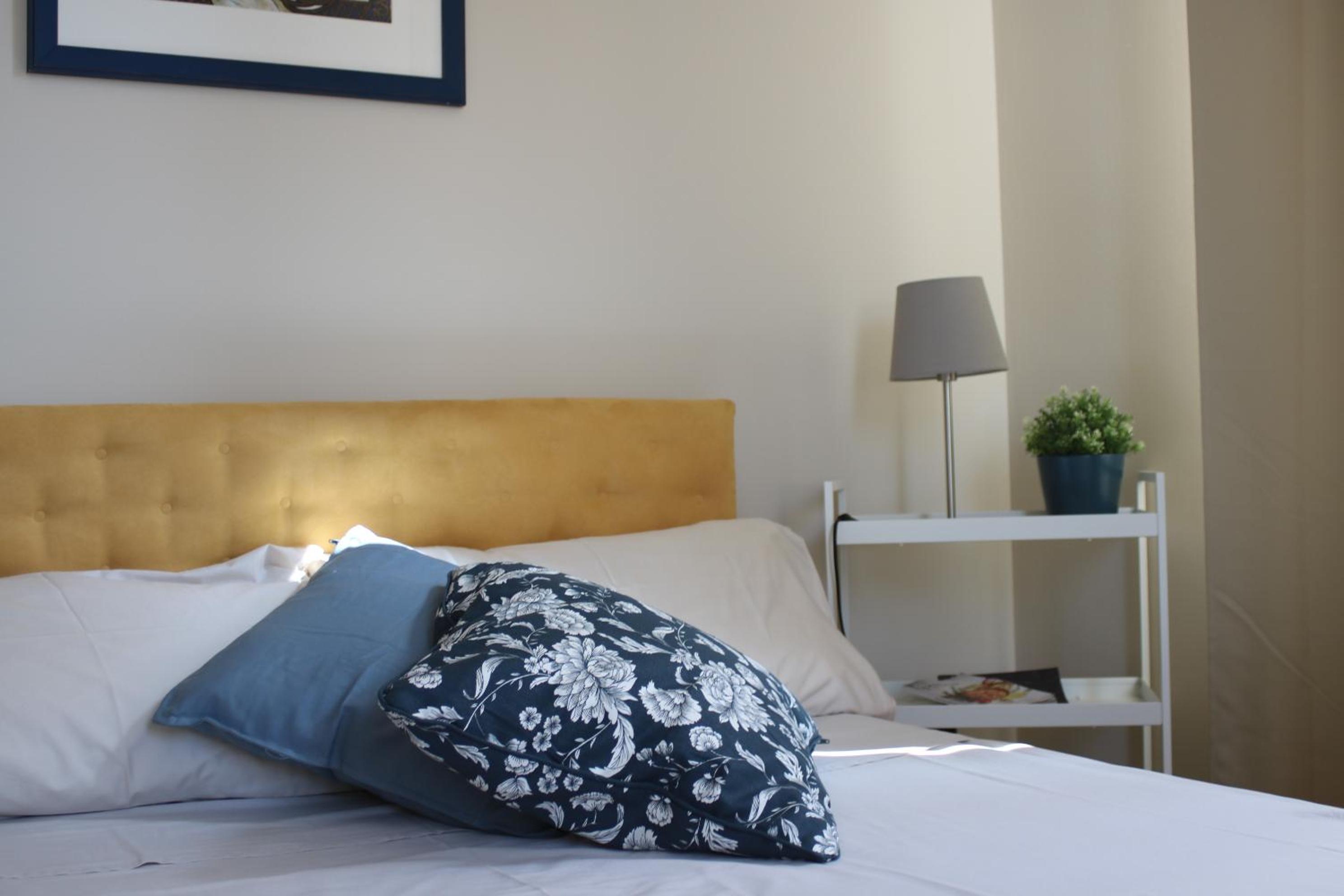Double or Twin Room with Private External Bathroom - Photo 8