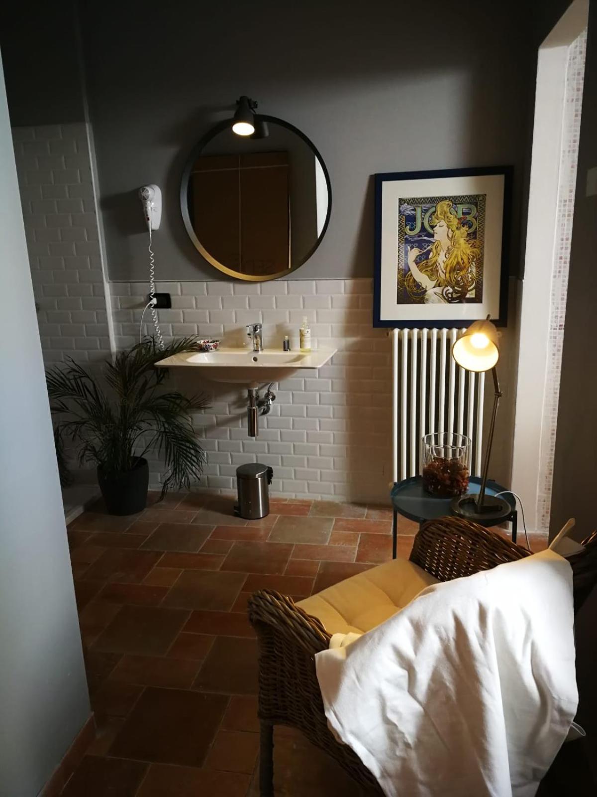 Double or Twin Room with Private External Bathroom - Photo 11