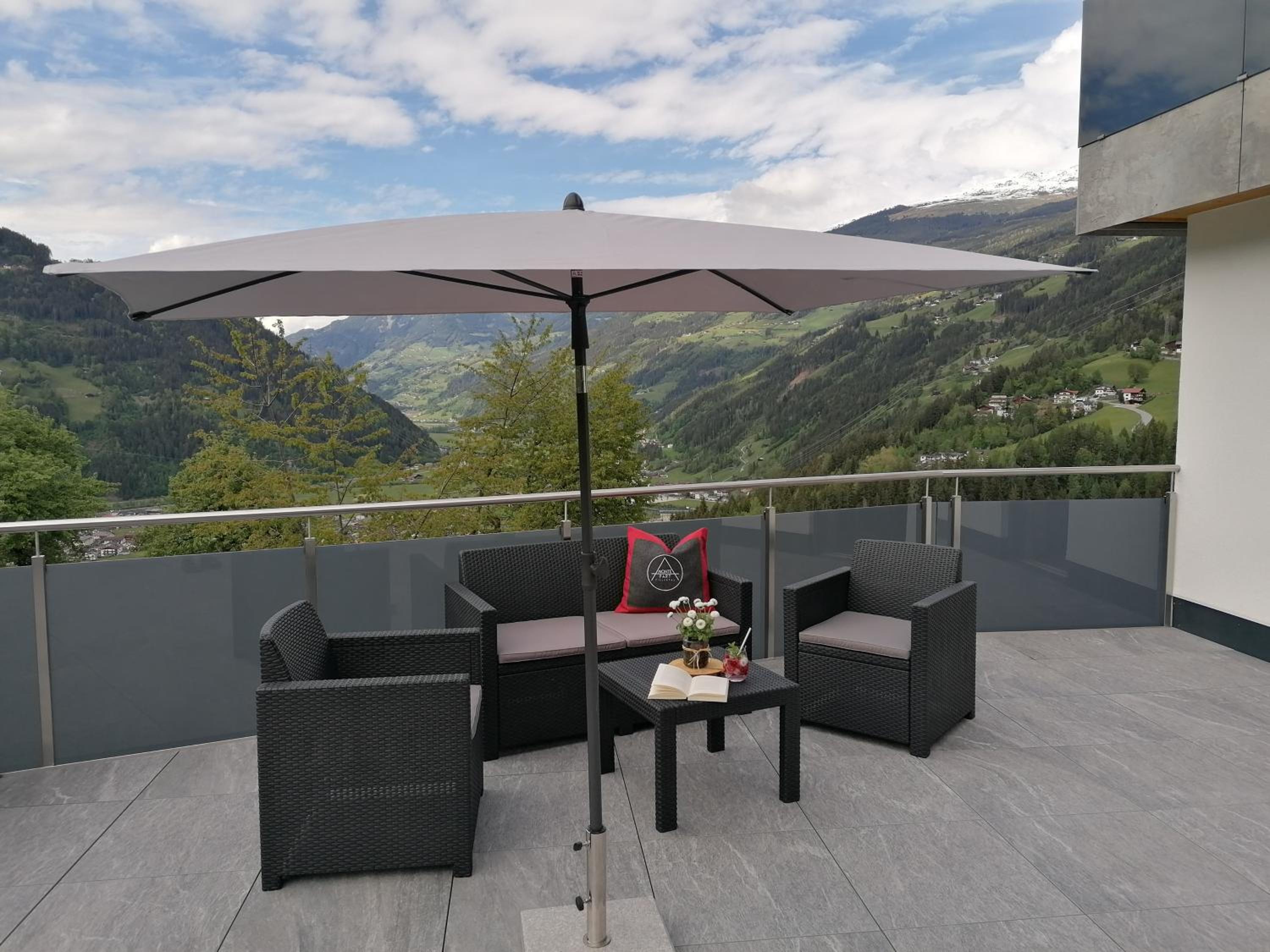Apartment with Terrace - Photo 2