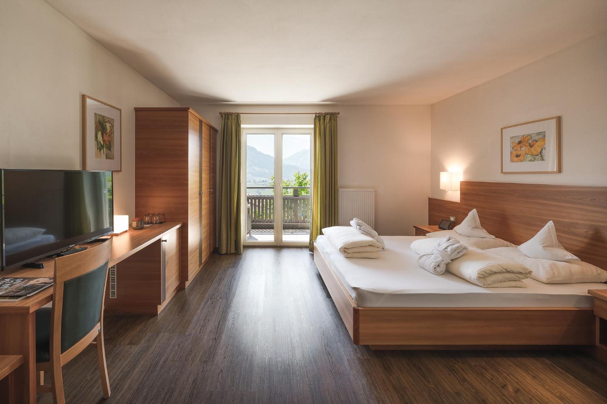 Double Room with South West Balcony - Separate Building photo 3