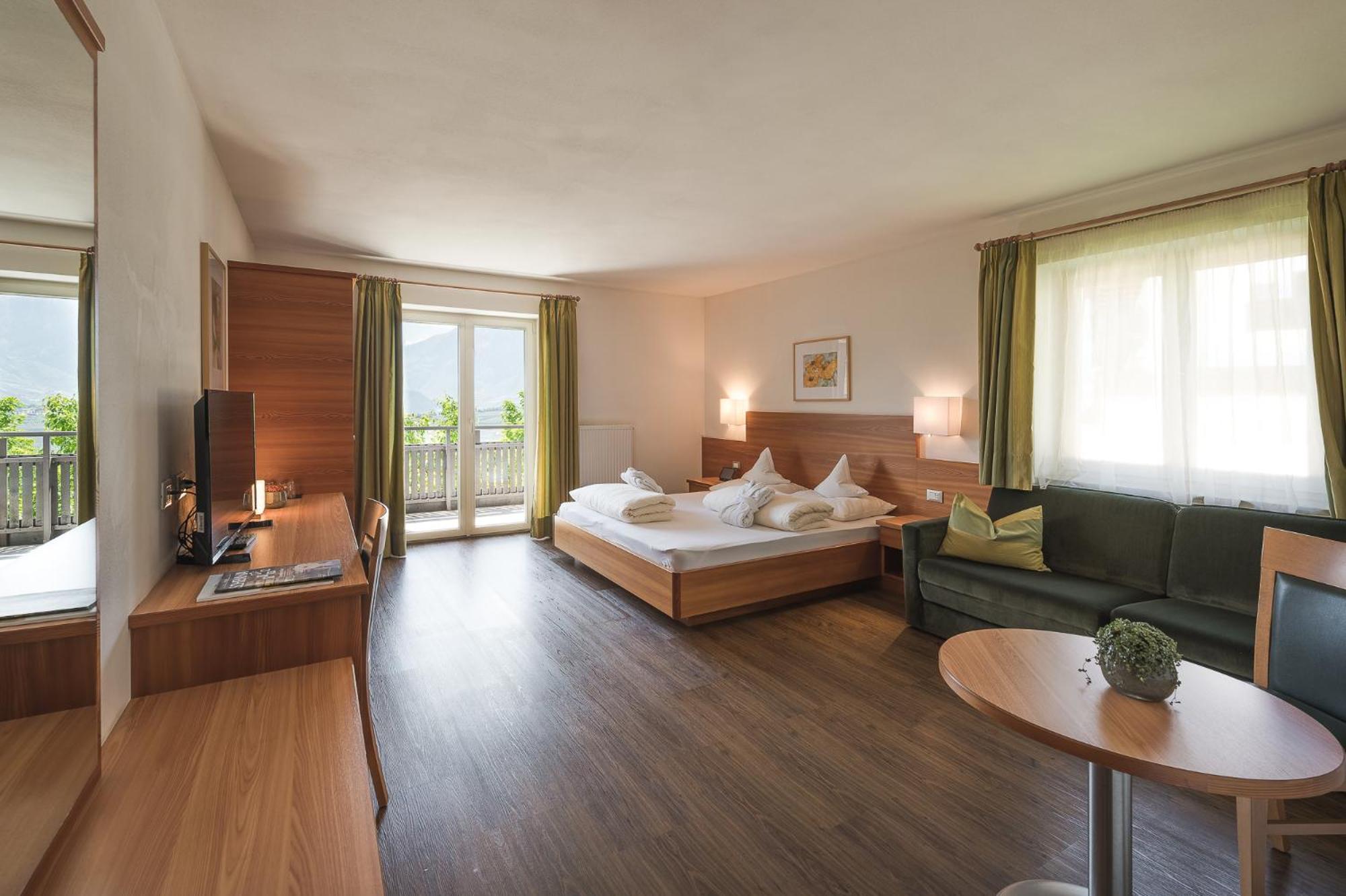Double Room with South West Balcony - Separate Building photo 2
