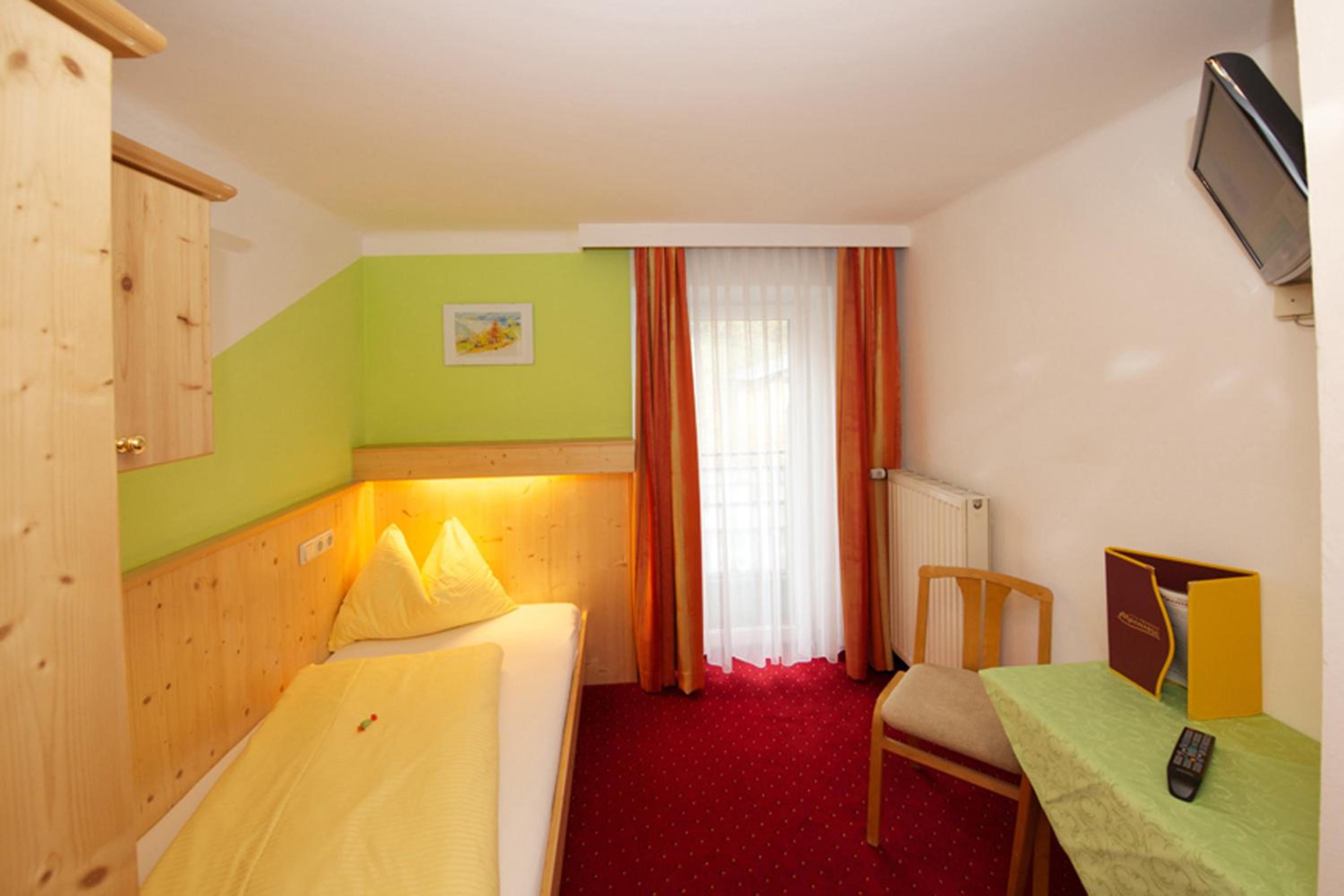 Single Room with Shower and Toilet and Balcony