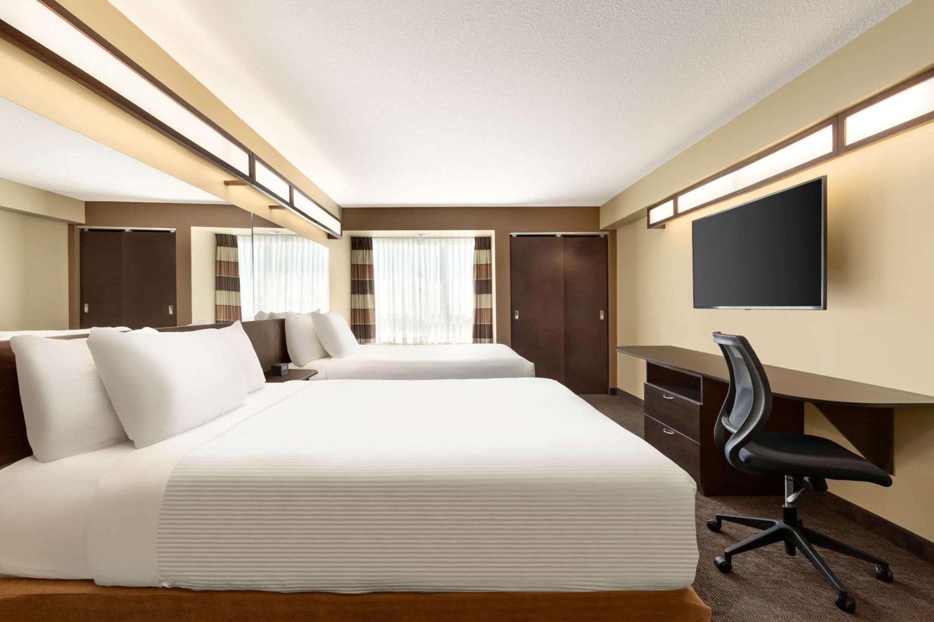 Business Queen Room with Two Queen Beds - Non-Smoking photo 1