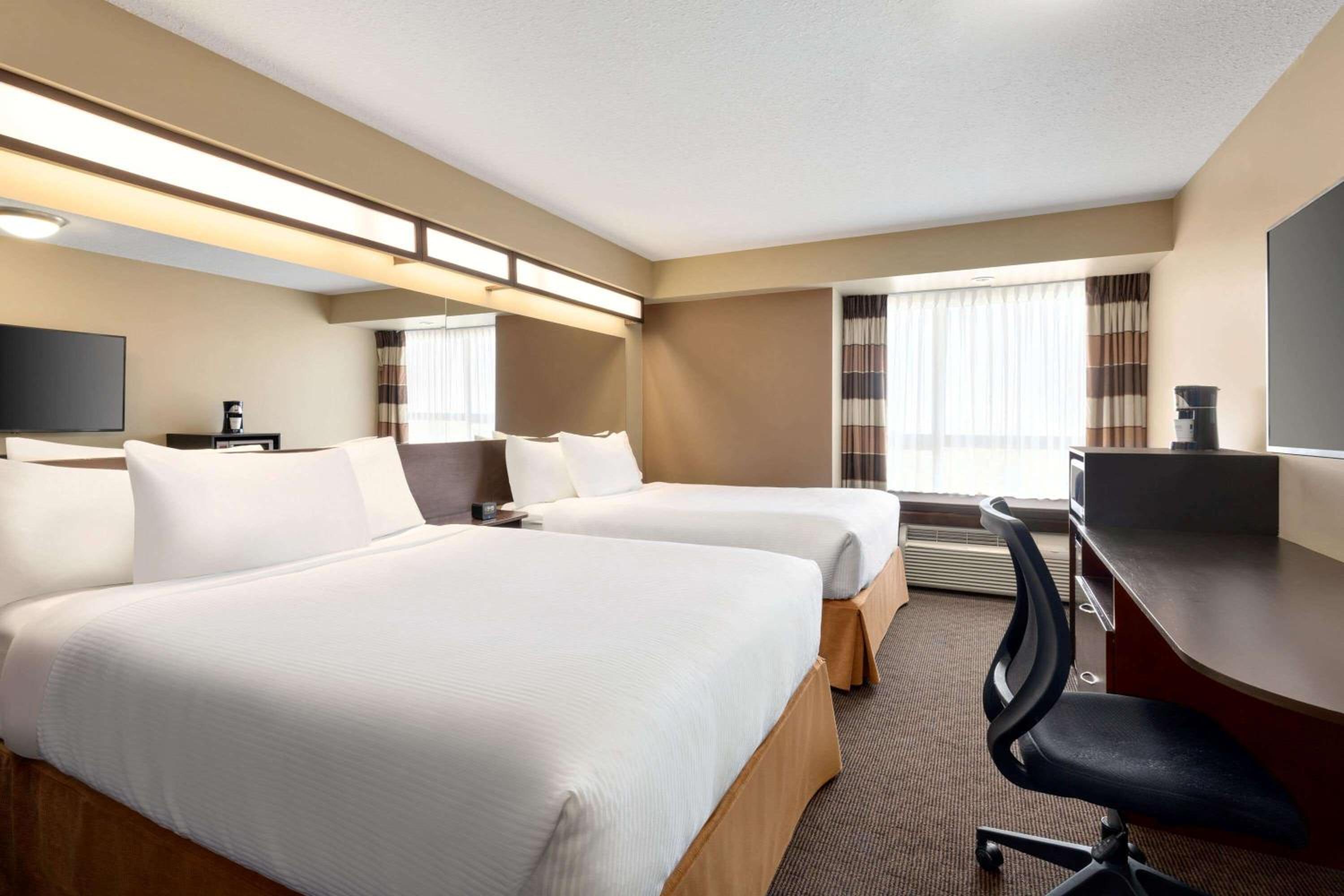 Business Queen Room with Two Queen Beds - Non-Smoking photo 3