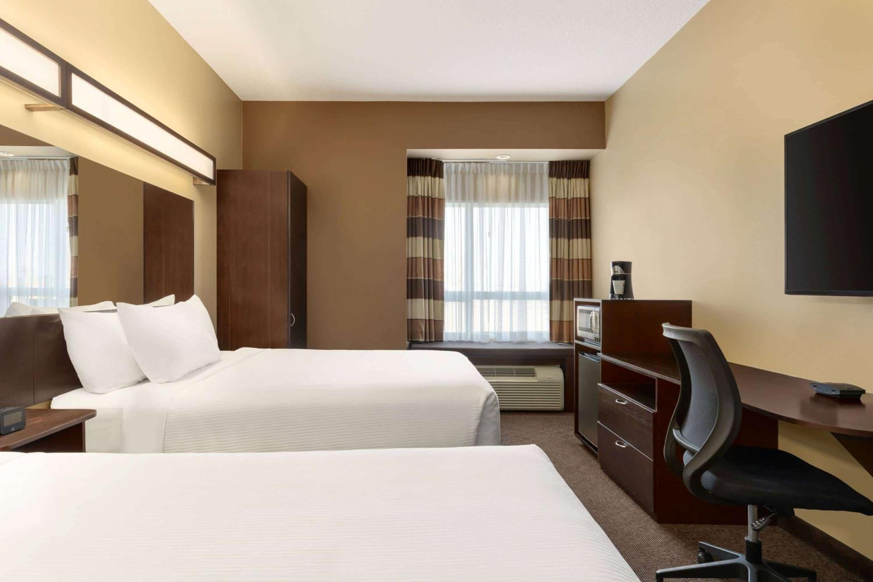 Deluxe Queen Room with Two Queen Beds - Non-Smoking photo 3