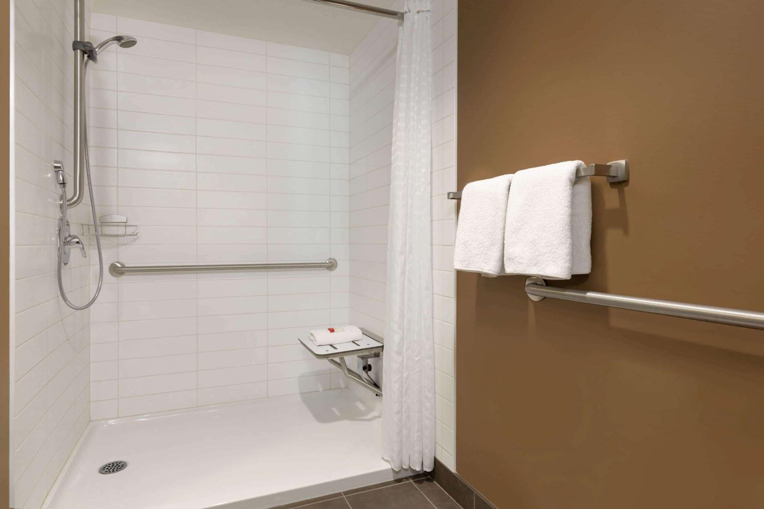 Queen Room with Roll-In Shower - Mobility Accessible/Non-Smoking photo 2