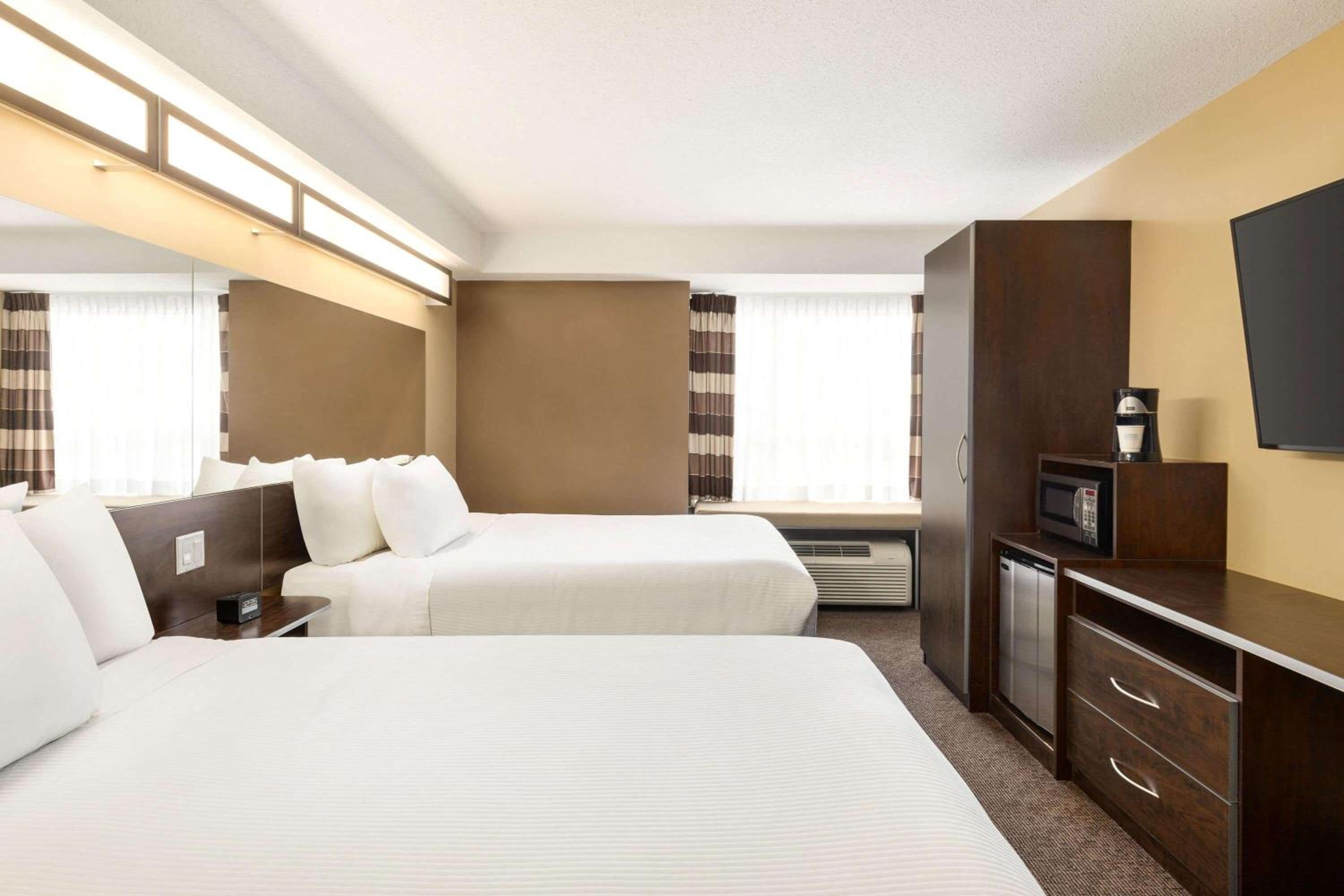 Queen Room with Two Queen Beds - Non-Smoking - Photo 3