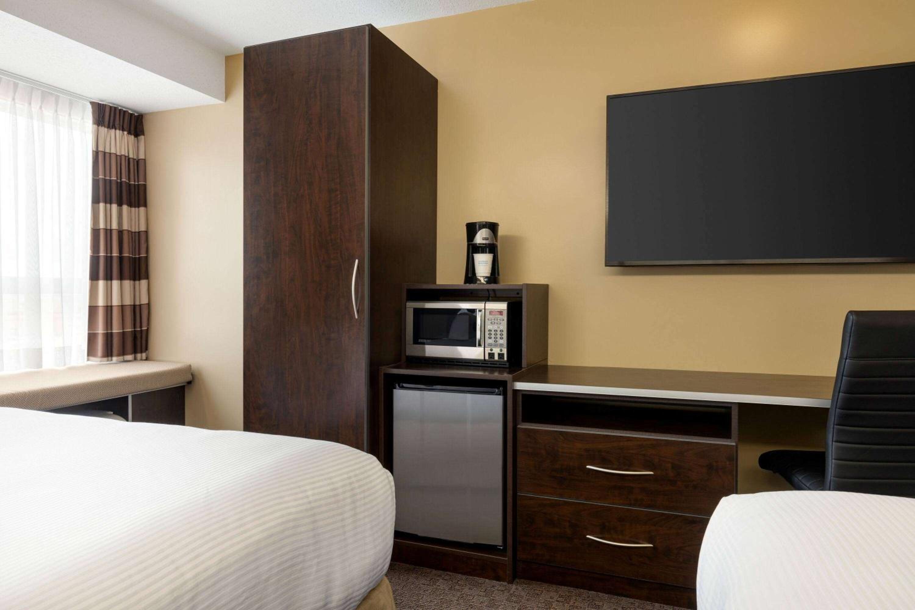 Queen Room with Two Queen Beds and Roll-in Shower - Mobility Accessible/Non-Smoking - Photo 3
