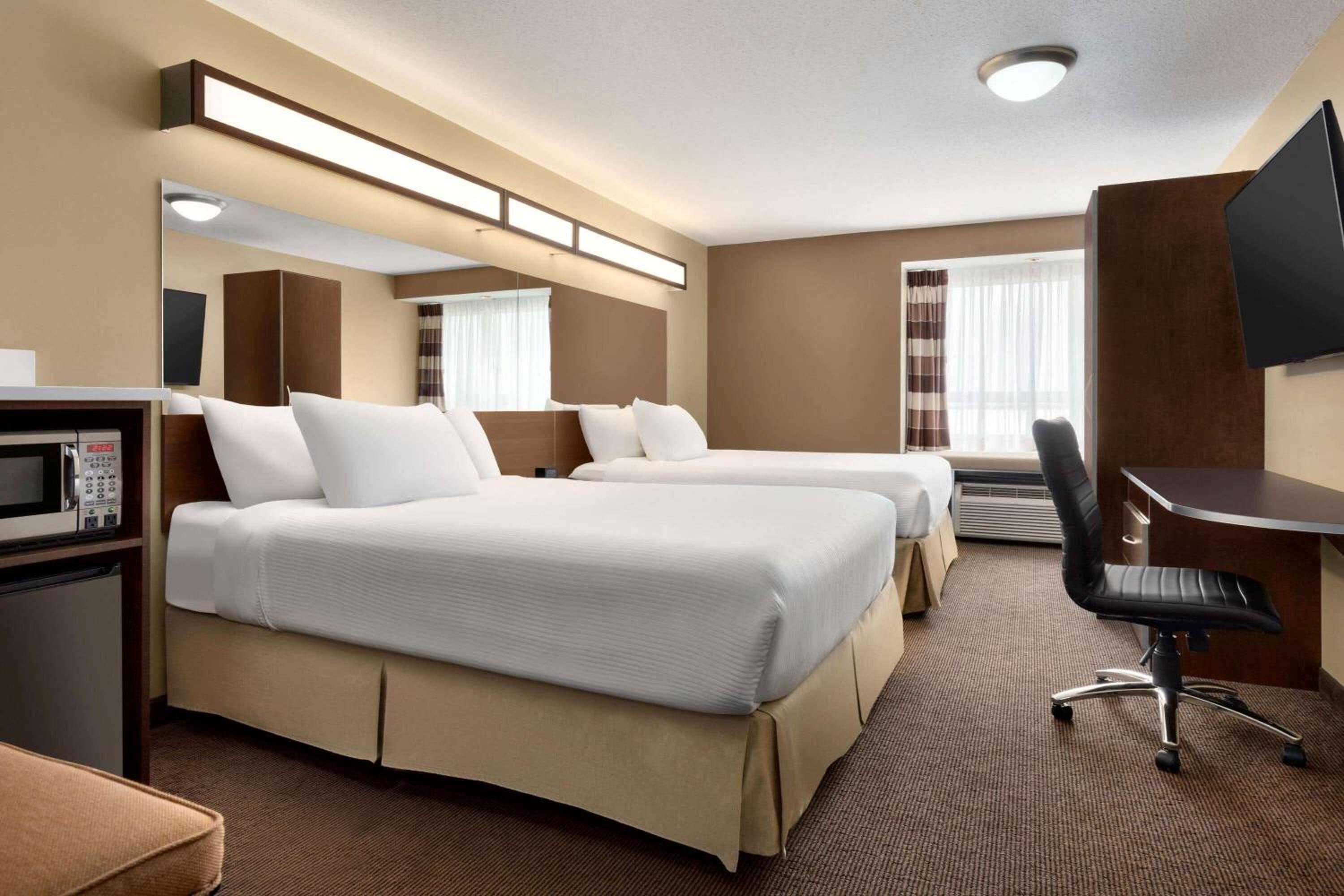 Business Queen Room with Two Queen Beds - Non-Smoking - Photo 3