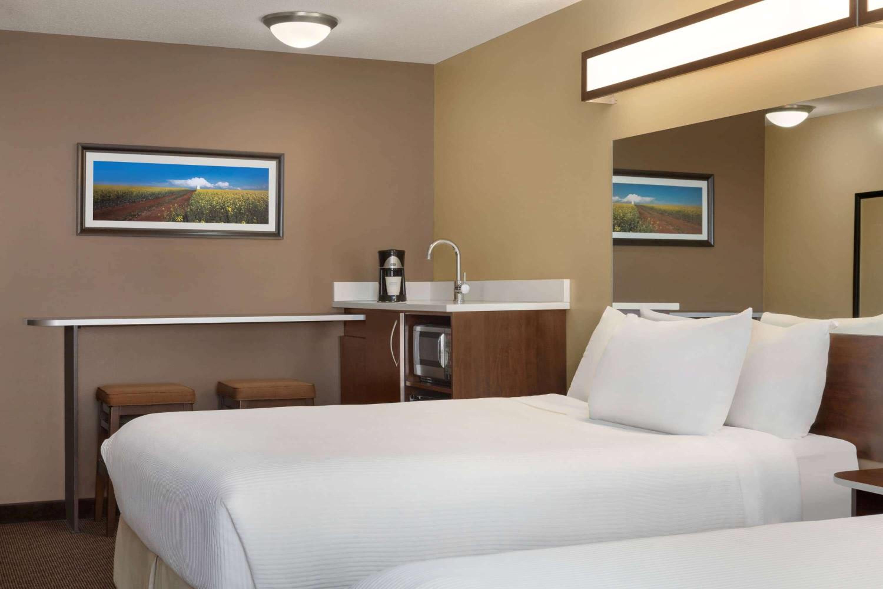 Business Queen Room with Two Queen Beds - Non-Smoking - Photo 2