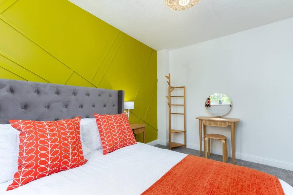 Three-Bedroom House photo 2
