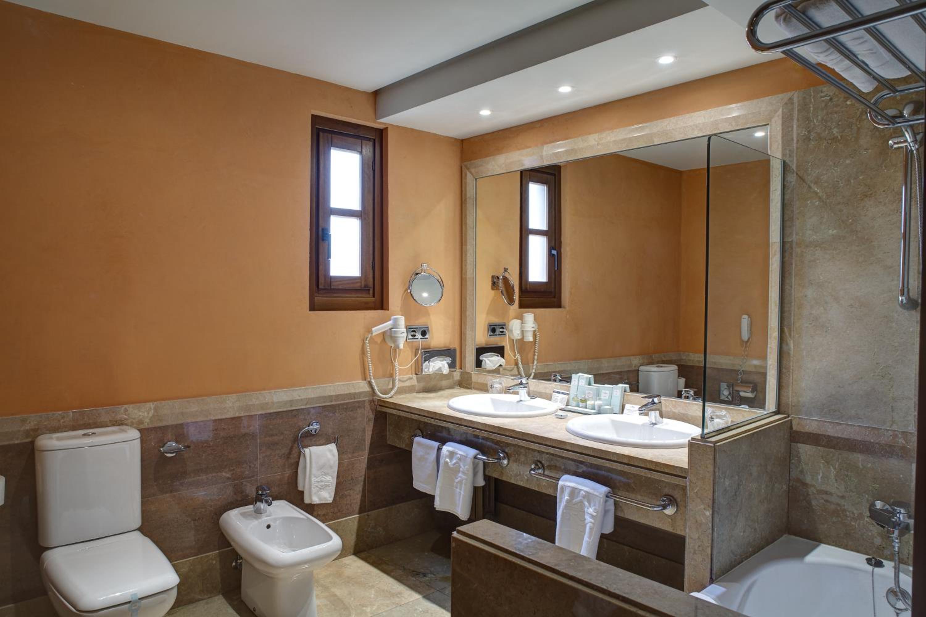 Standard Double Room (2 Adults + 1 Child) - Photo 4