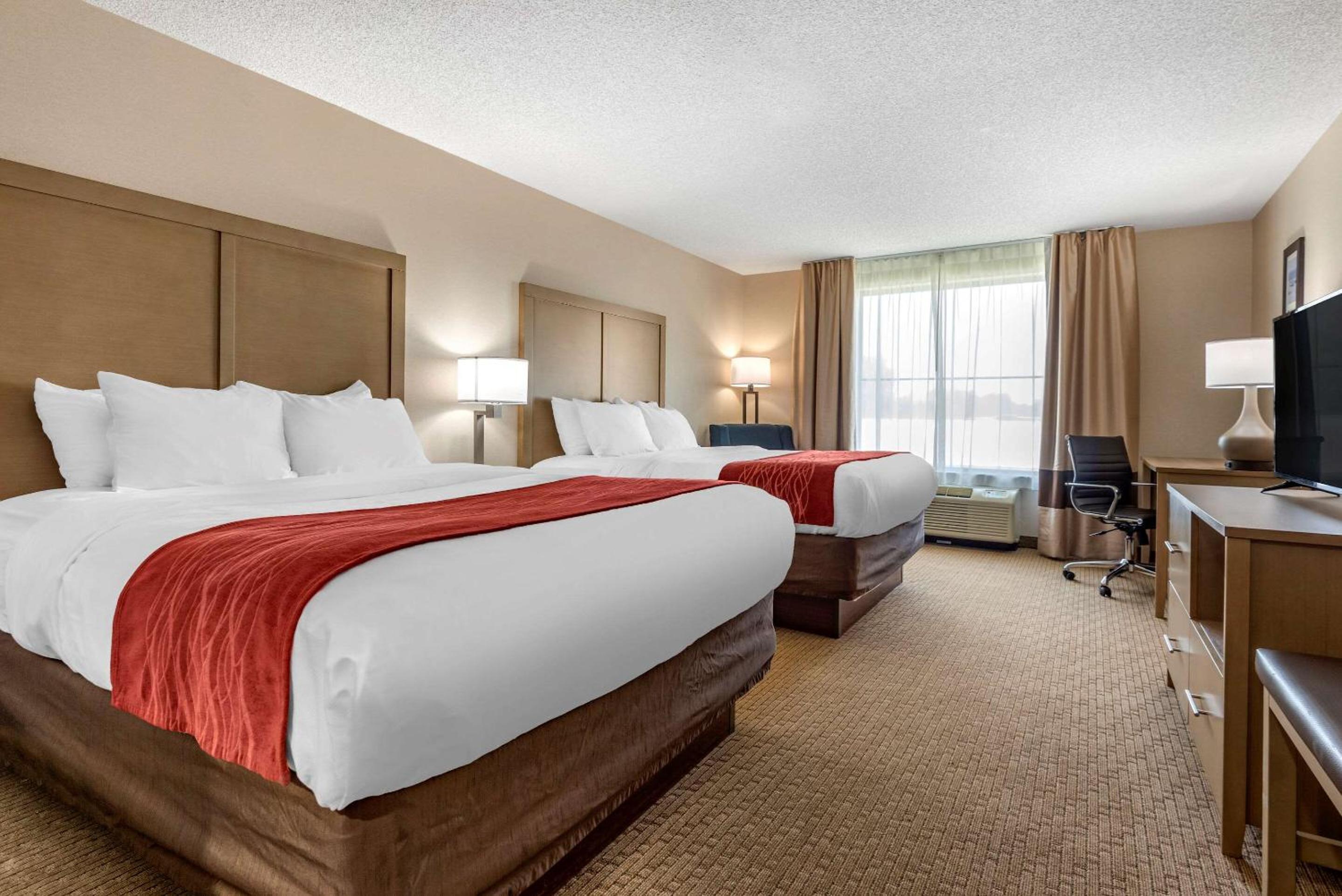 Queen Room with Two Queen Beds - Non-Smoking - Photo 1