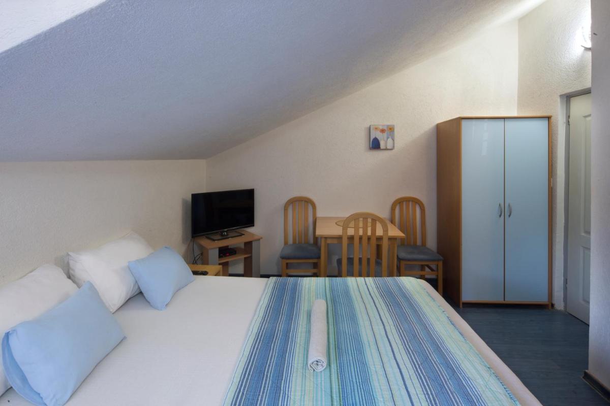 Studio with Balcony (4 Adults)  photo 3