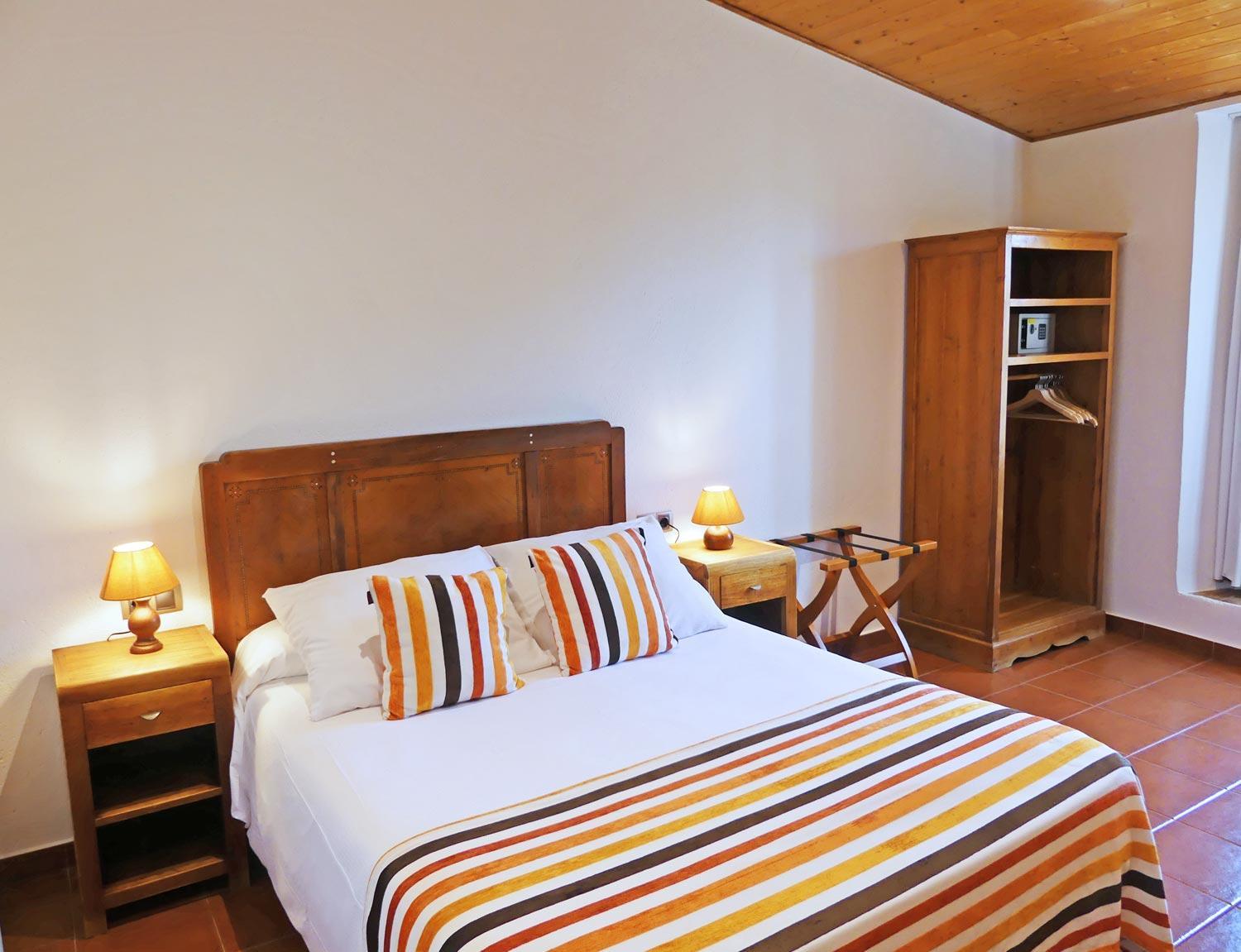 Habitación triple con vista a la piscina