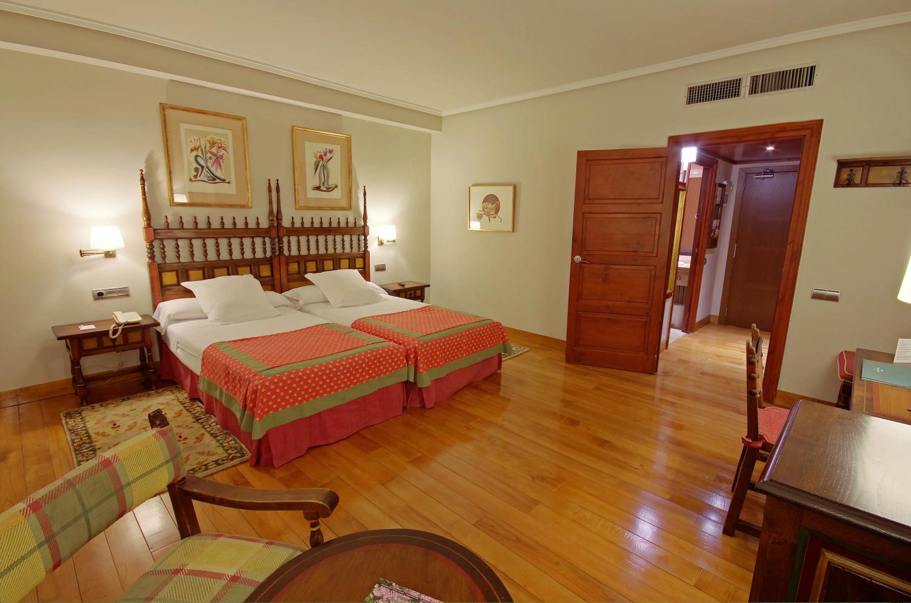 Standard Double Room (2 Adults + 1 Child) - Photo 1