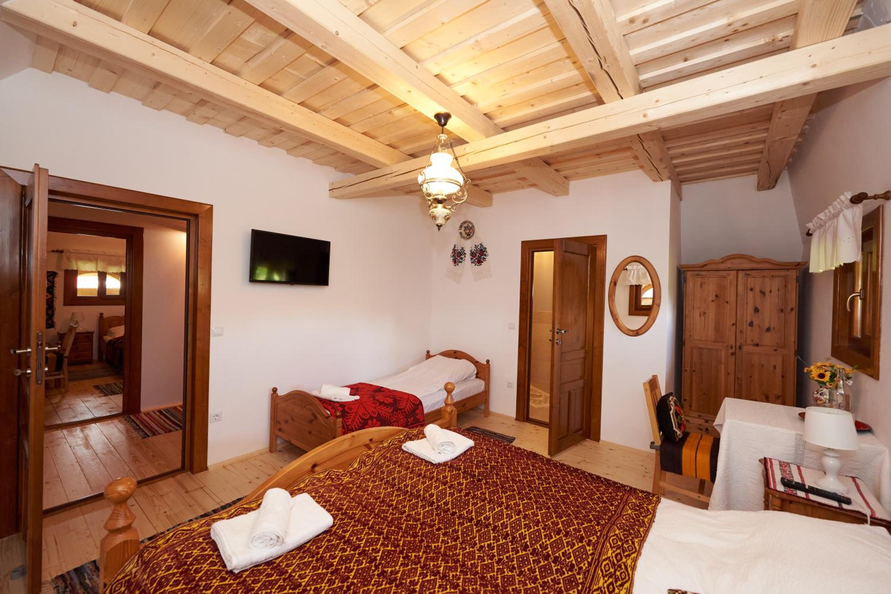 Deluxe Room (2 Adults + 1 Child) - Photo 1