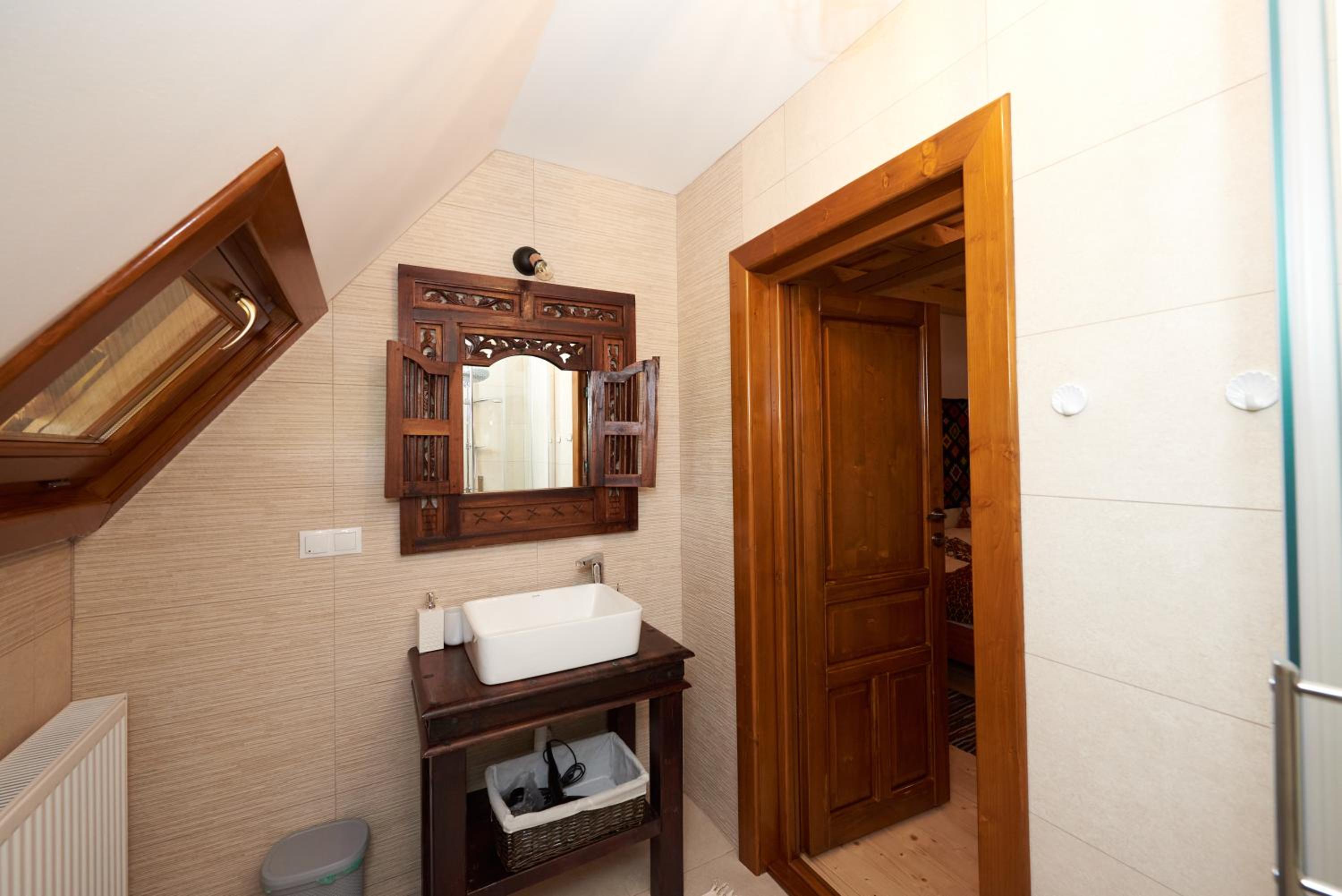 Deluxe Room (2 Adults + 1 Child) - Photo 4