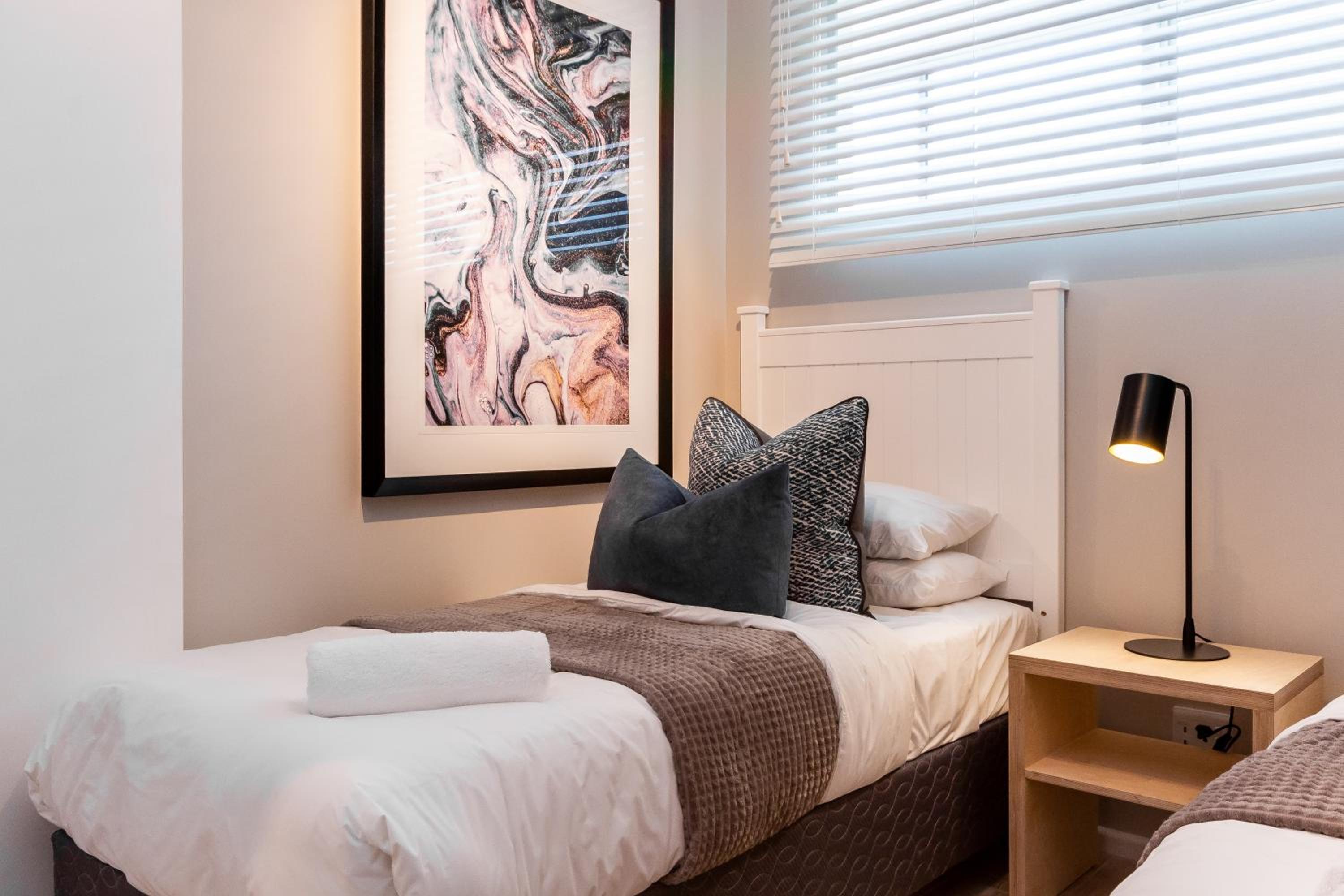 Two-Bedroom Apartment with Sea View - Photo 2
