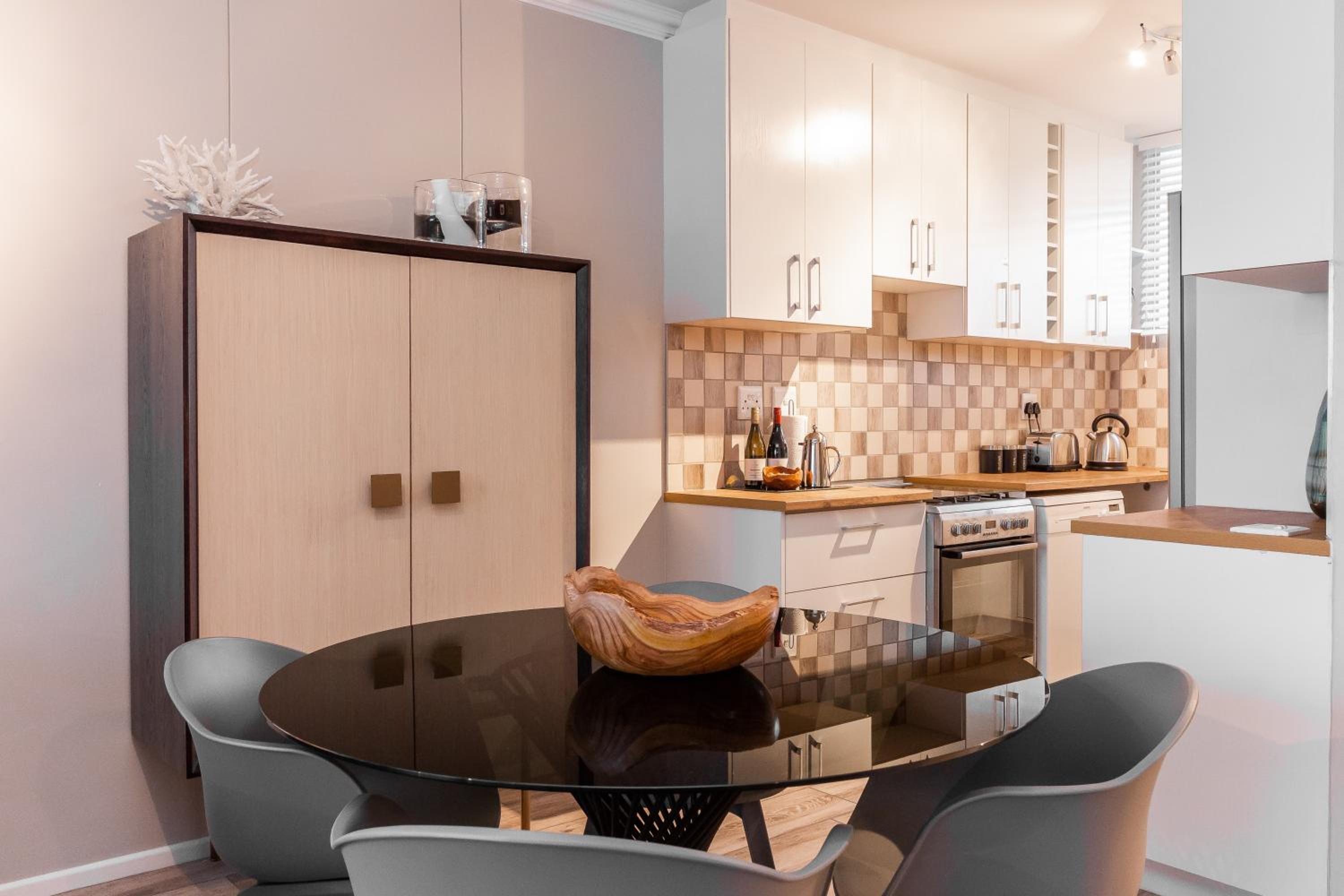Two-Bedroom Apartment with Sea View - Photo 9