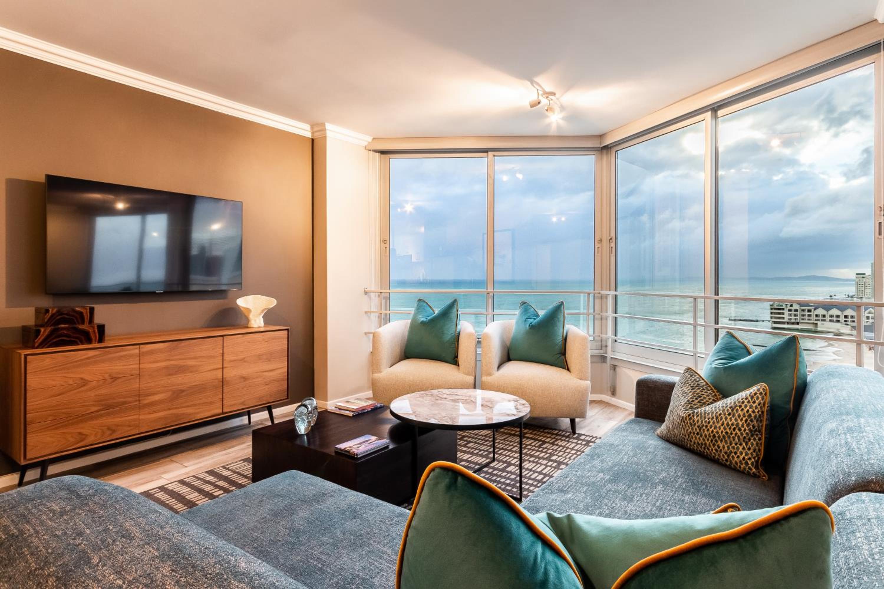 Two-Bedroom Apartment with Sea View - Photo 3