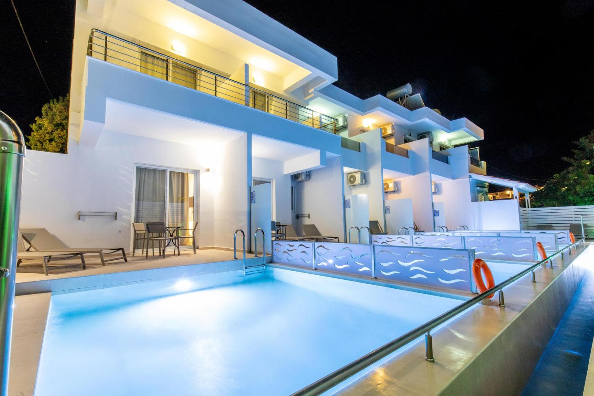 Suite with Private Pool - Photo 27